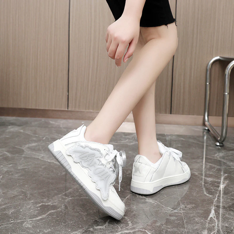 Damen Sneakers mit glänzenden Akzenten und einzigartigem Design Heidi Mode - Image 4