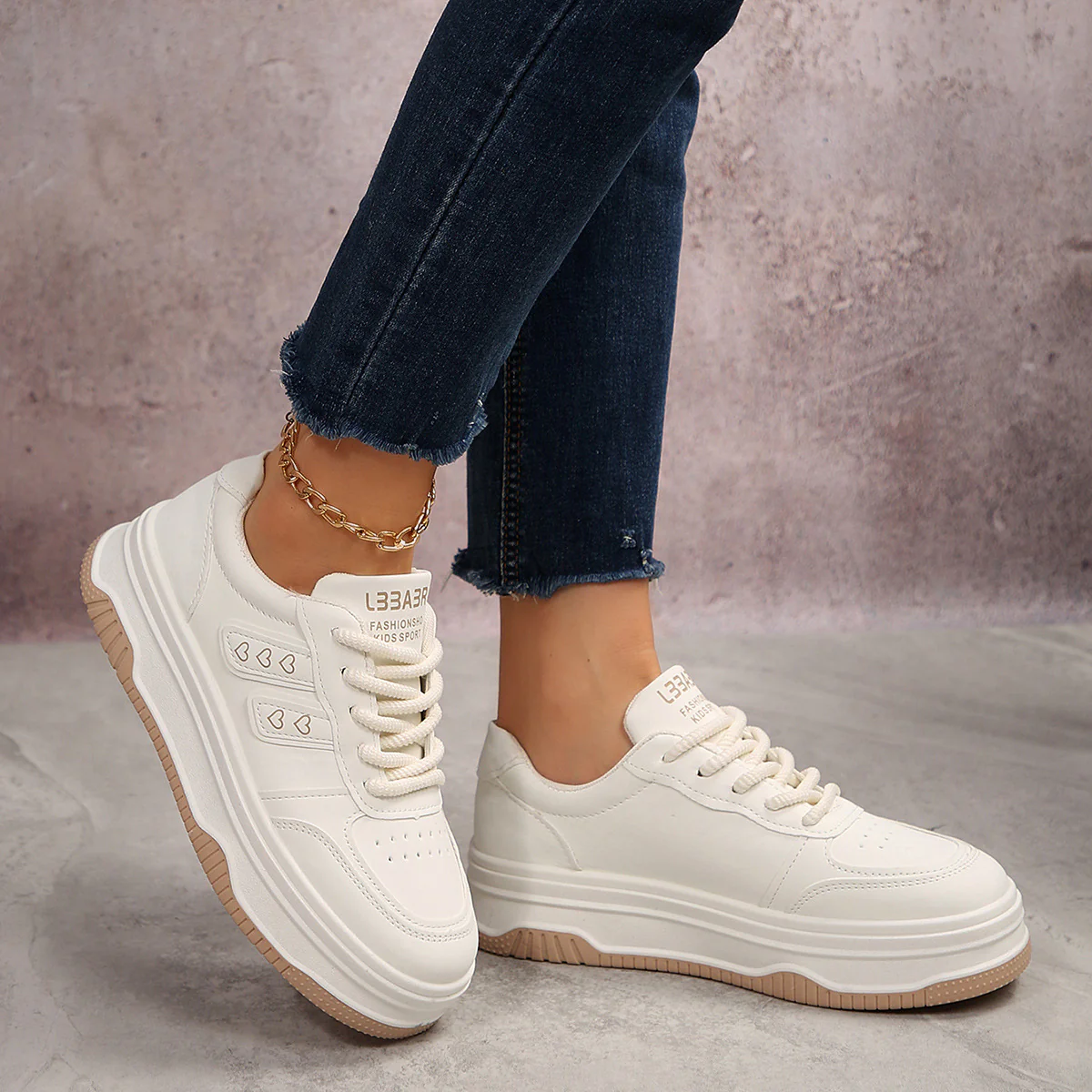 Damen Sneakers mit Herzen-Applikationen und strukturierter Laufsohle Heidi Mode - Image 3