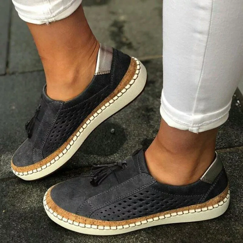 Damen Sneakers mit perforierter Oberfläche und dekorativen Quasten Heidi Mode - Image 3