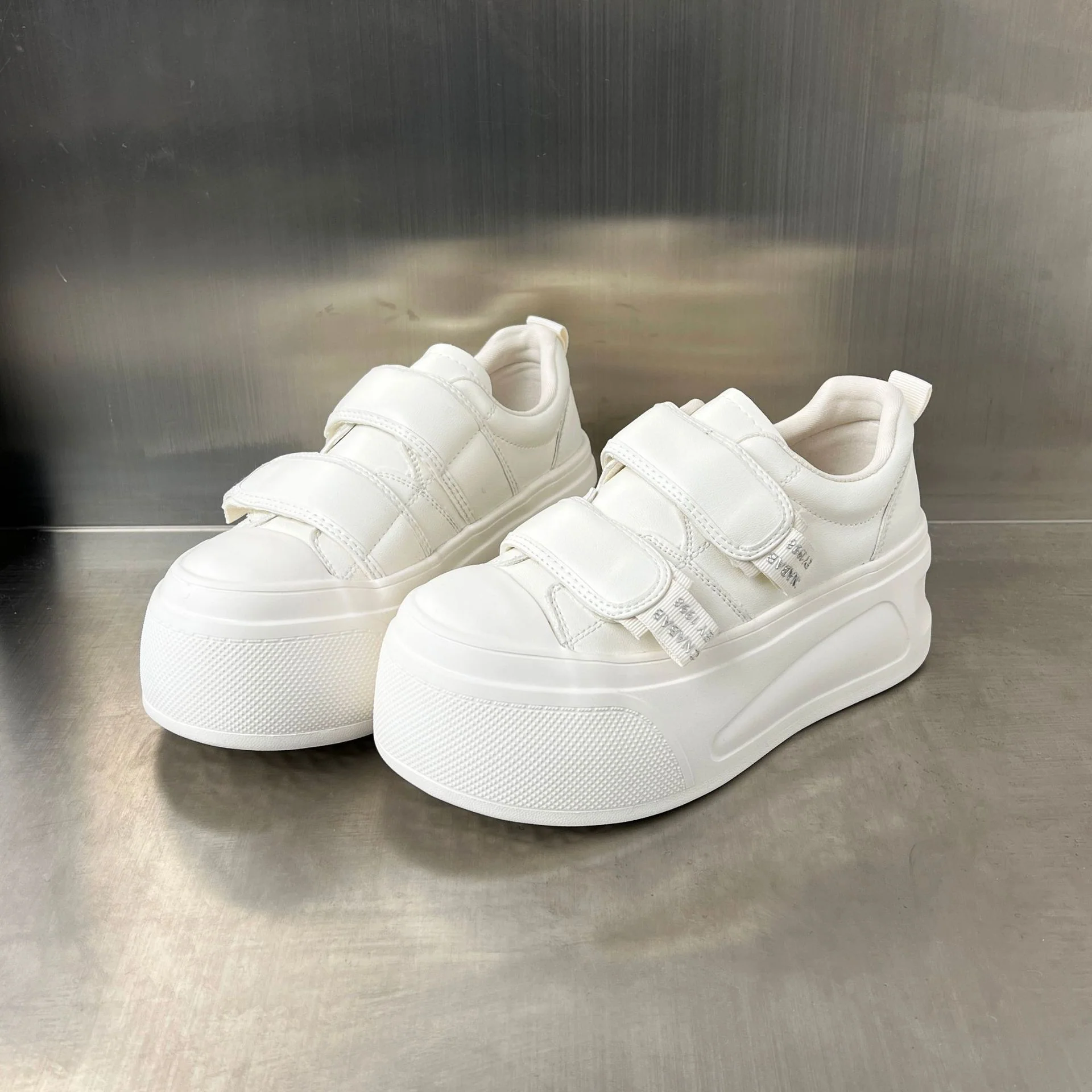 Damen Sneakers mit praktischem Klettverschluss und trendiger Plateausohle Heidi Mode - Image 3