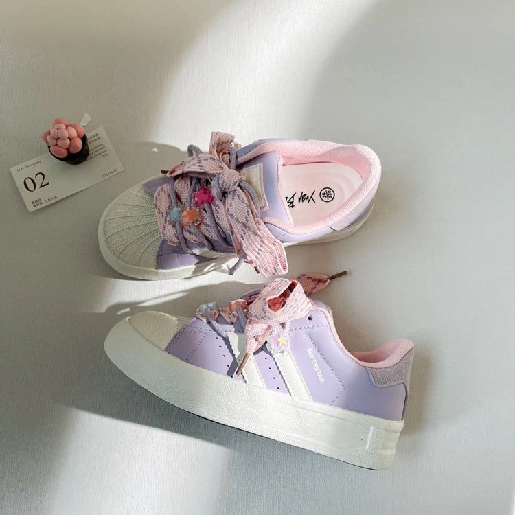 Damen Sneakers mit verspieltem Design und einzigartigen Schnürungen Heidi Mode - Image 2