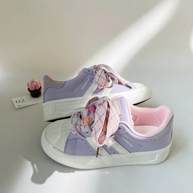 Damen Sneakers mit verspieltem Design und einzigartigen Schnürungen Heidi Mode - Image 3