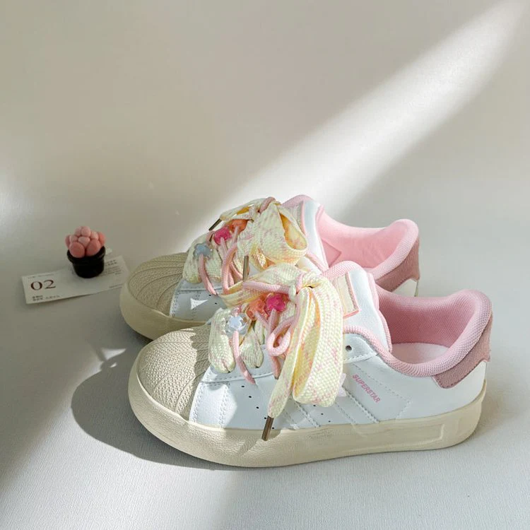Damen Sneakers mit verspieltem Design und einzigartigen Schnürungen Heidi Mode - Image 4
