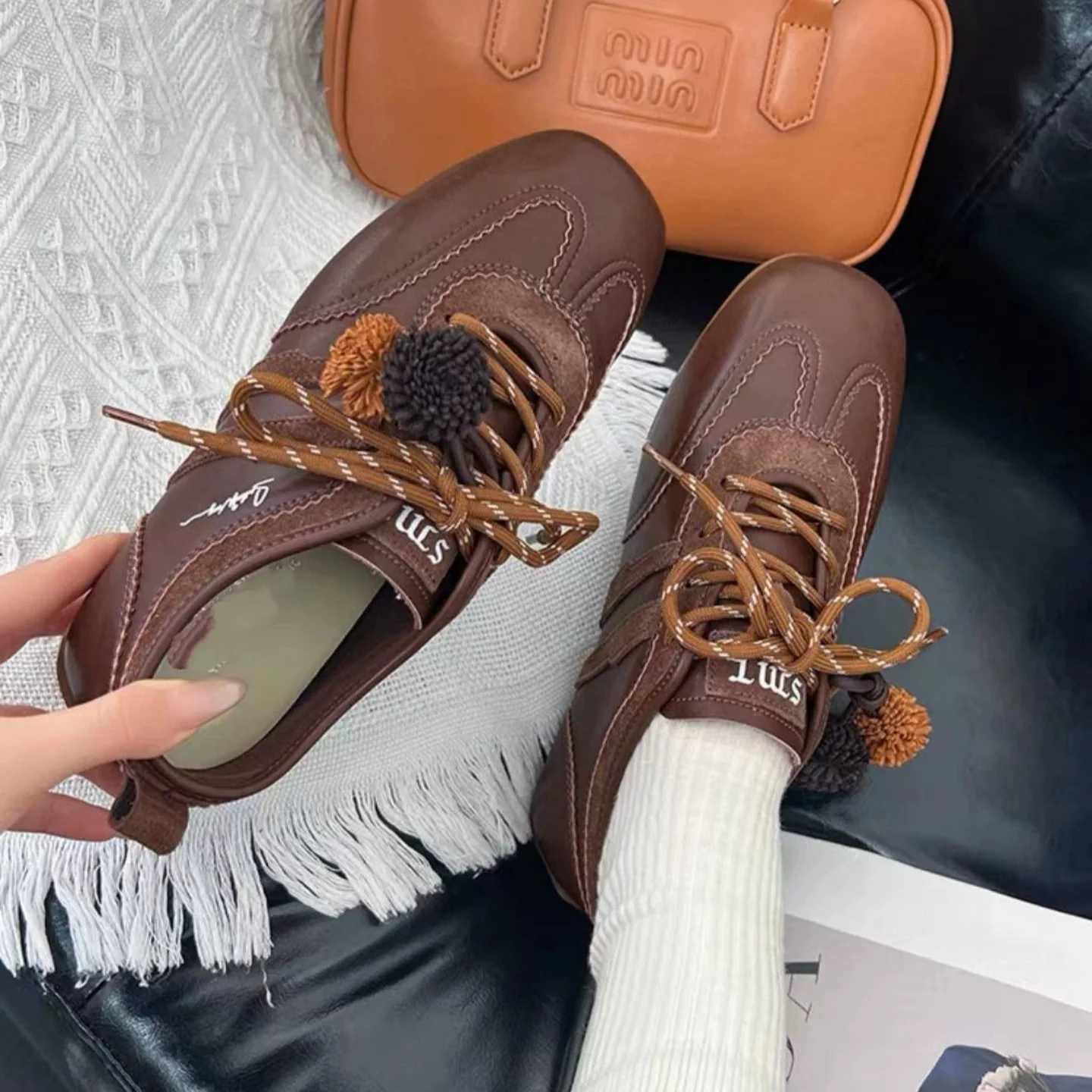 Damen Sneakers mit verspieltem Pompon-Design und bequemer Sohle Heidi Mode - Image 2
