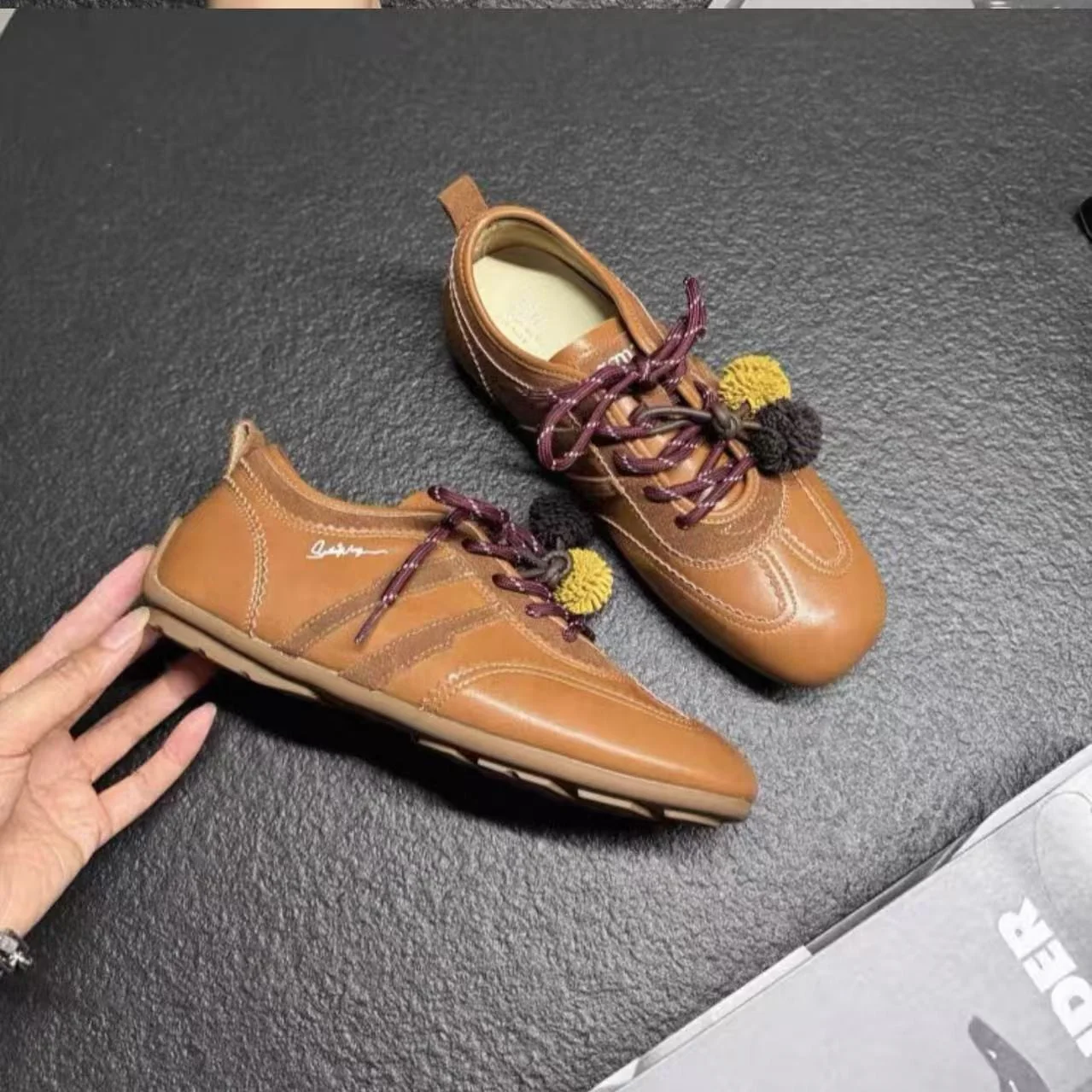 Damen Sneakers mit verspieltem Pompon-Design und bequemer Sohle Heidi Mode - Image 4