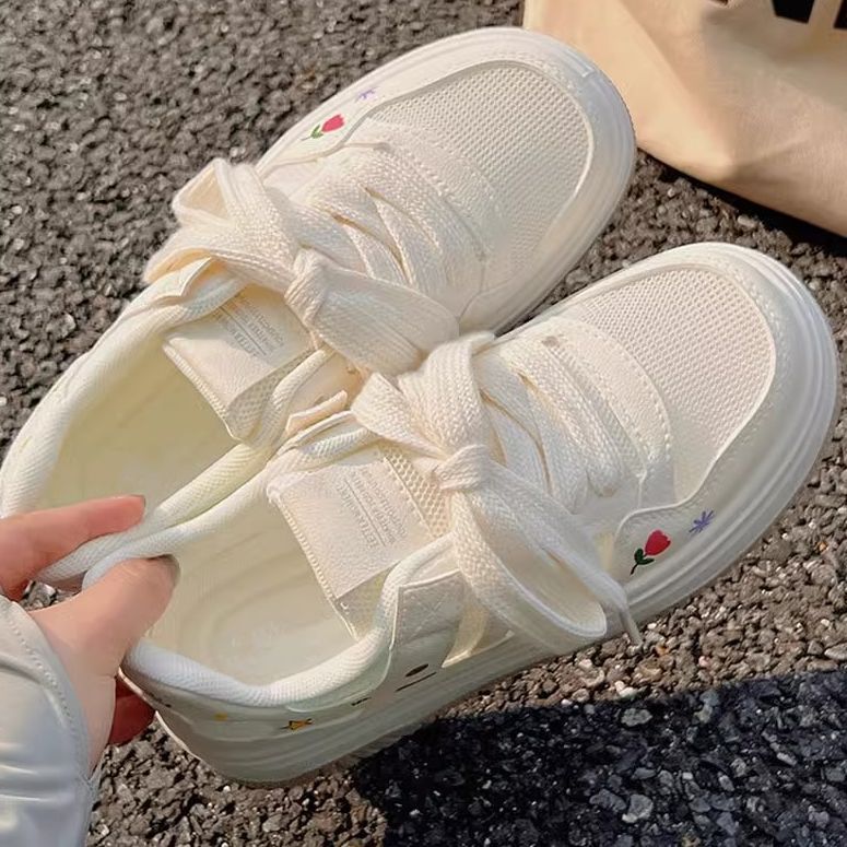 Damen Sneakers mit verspielten Applikationen und weichem Fußbett Heidi Mode - Image 3