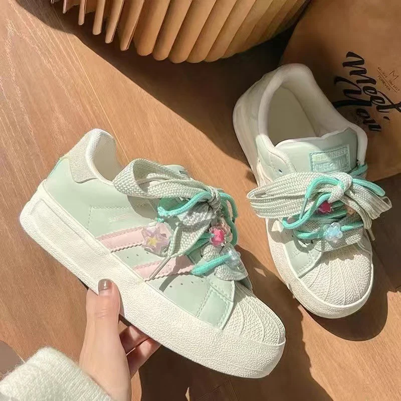 Damen Sneakers mit verspielten Blumenapplikationen und komfortabler Dämpfung Heidi Mode - Image 3