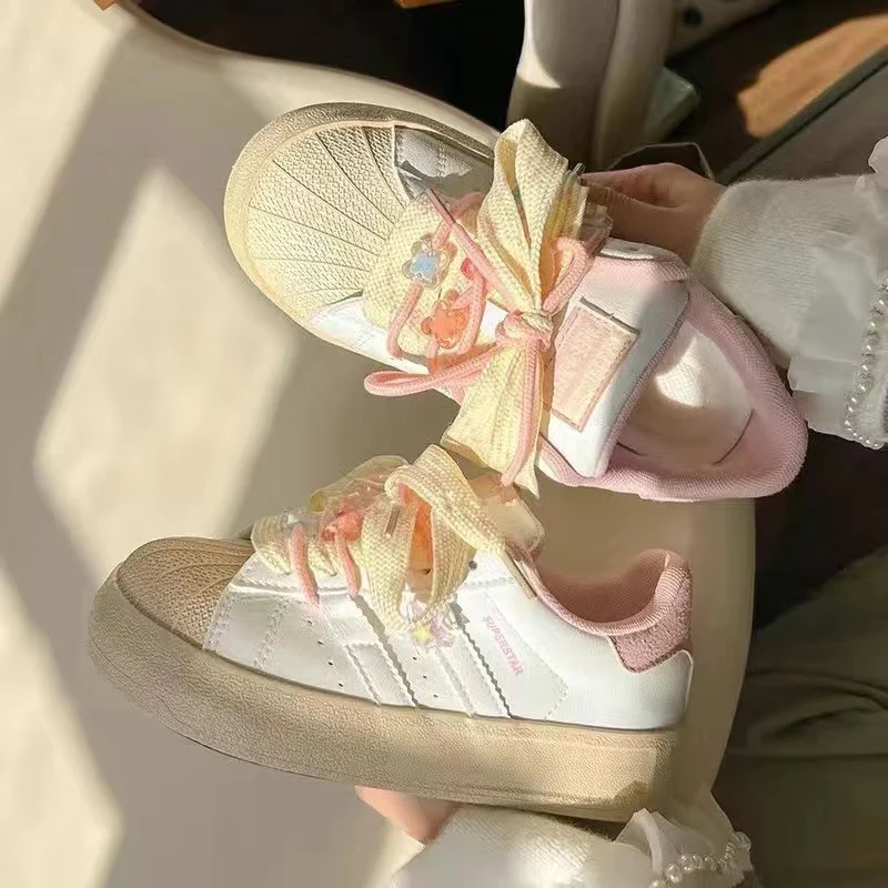 Damen Sneakers mit verspielten Blumenapplikationen und komfortabler Dämpfung Heidi Mode - Image 4