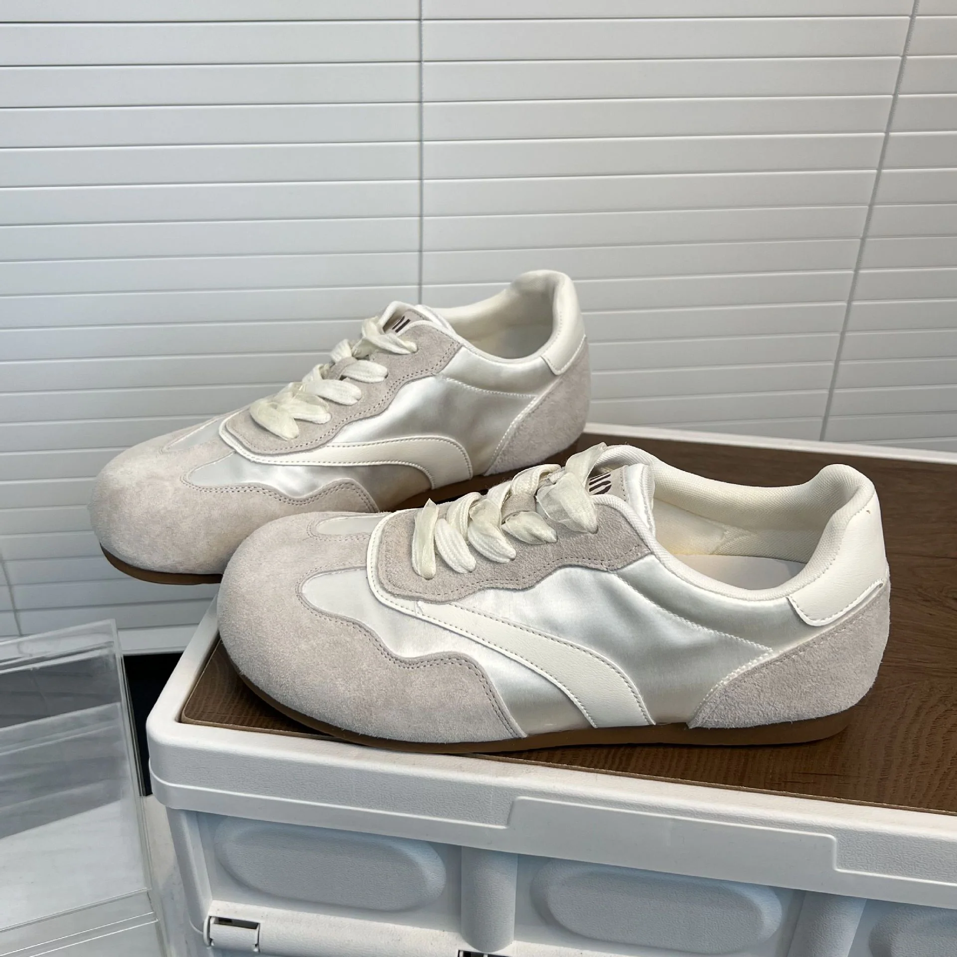 Damen Sneakers mit weichem Wildleder und glänzender Satin-Oberfläche Heidi Mode - Image 2