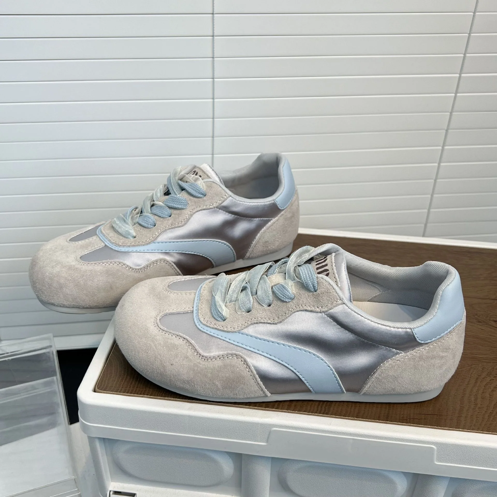 Damen Sneakers mit weichem Wildleder und glänzender Satin-Oberfläche Heidi Mode - Image 3