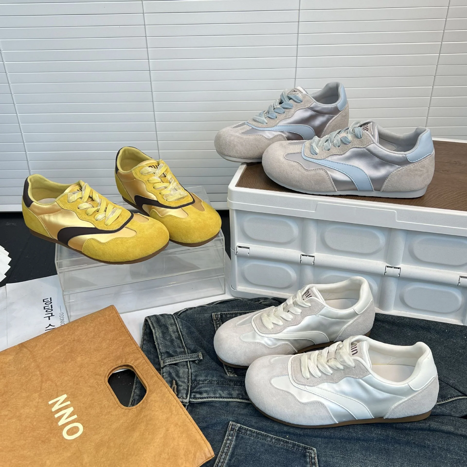Damen Sneakers mit weichem Wildleder und glänzender Satin-Oberfläche Heidi Mode - Image 4
