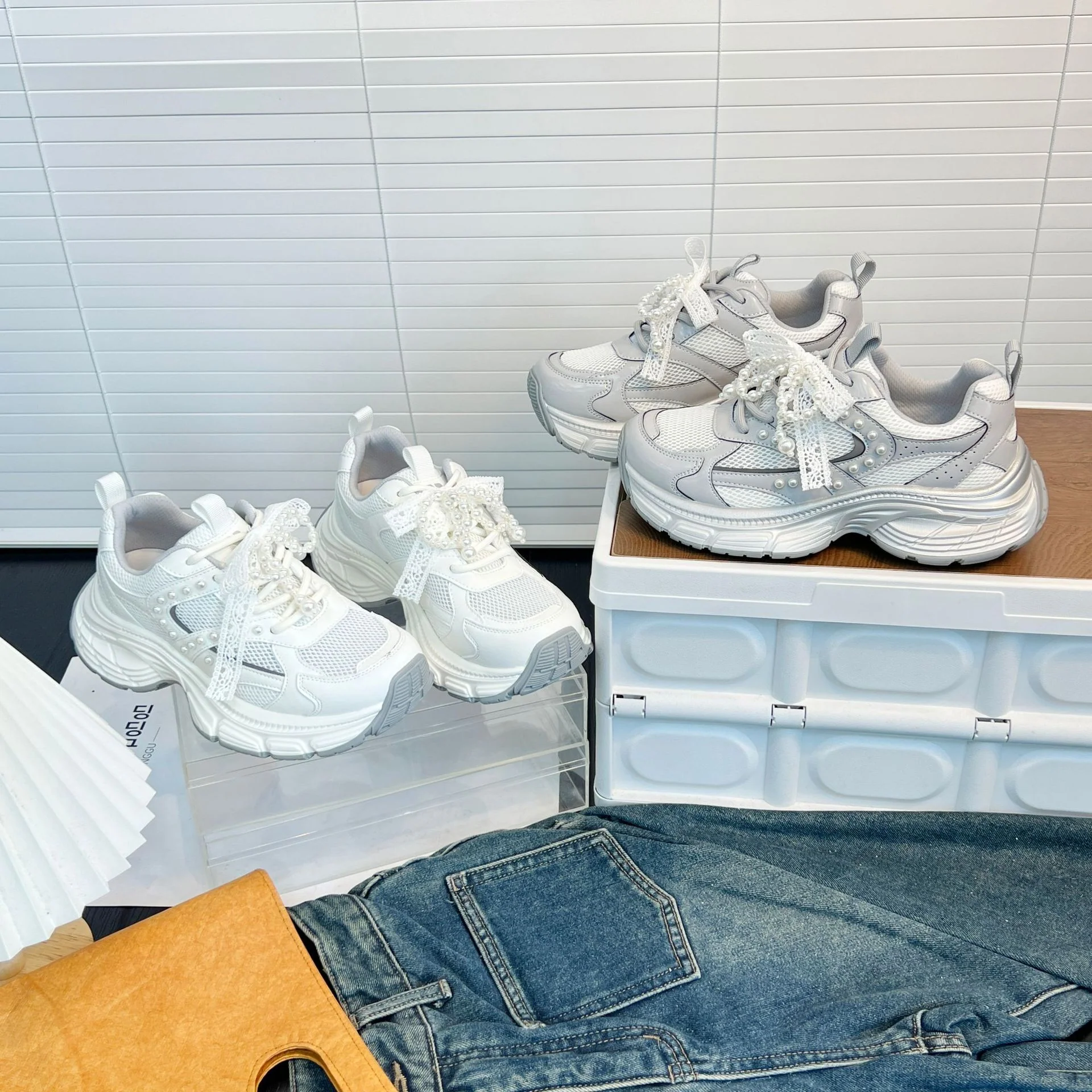 Damen Sportliche Chunky Sneaker mit extravagantem Perlenschmuck Heidi Mode - Image 3