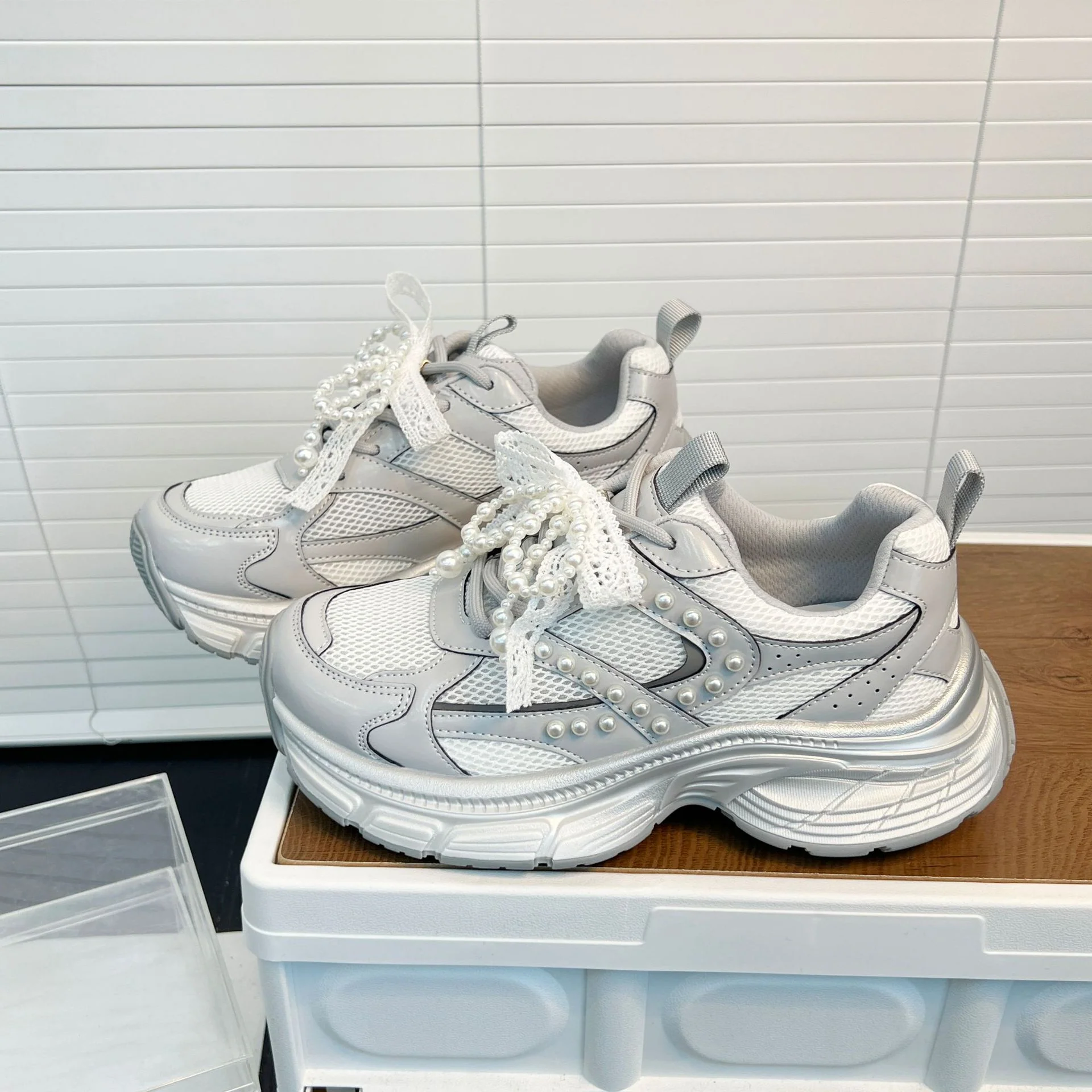 Damen Sportliche Chunky Sneaker mit extravagantem Perlenschmuck Heidi Mode - Image 6