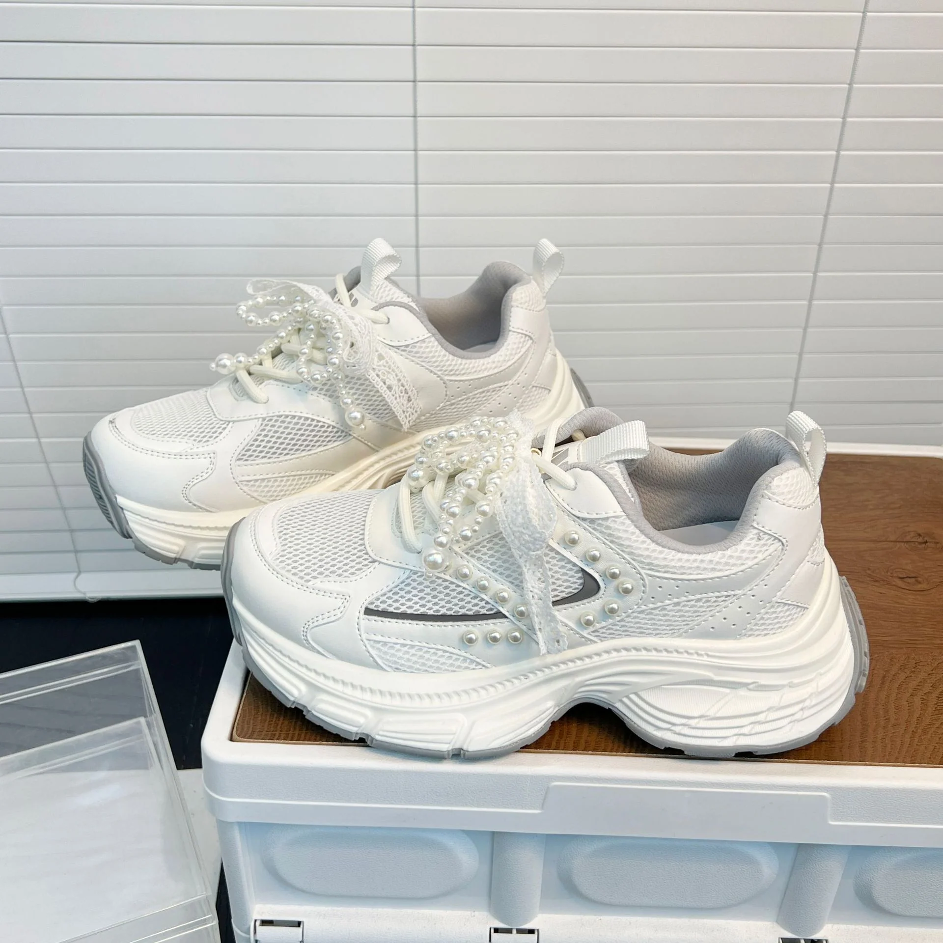 Damen Sportliche Chunky Sneaker mit extravagantem Perlenschmuck Heidi Mode - Image 7