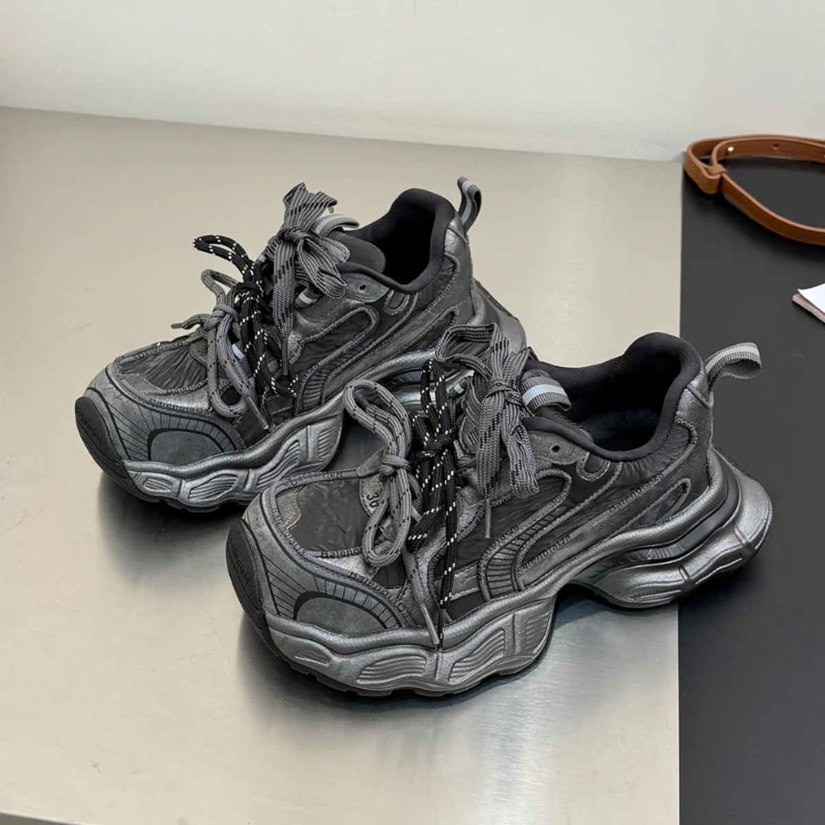Damen Sportliche Chunky Sneakers mit atmungsaktiver Mesh-Oberfläche Heidi Mode - Image 2