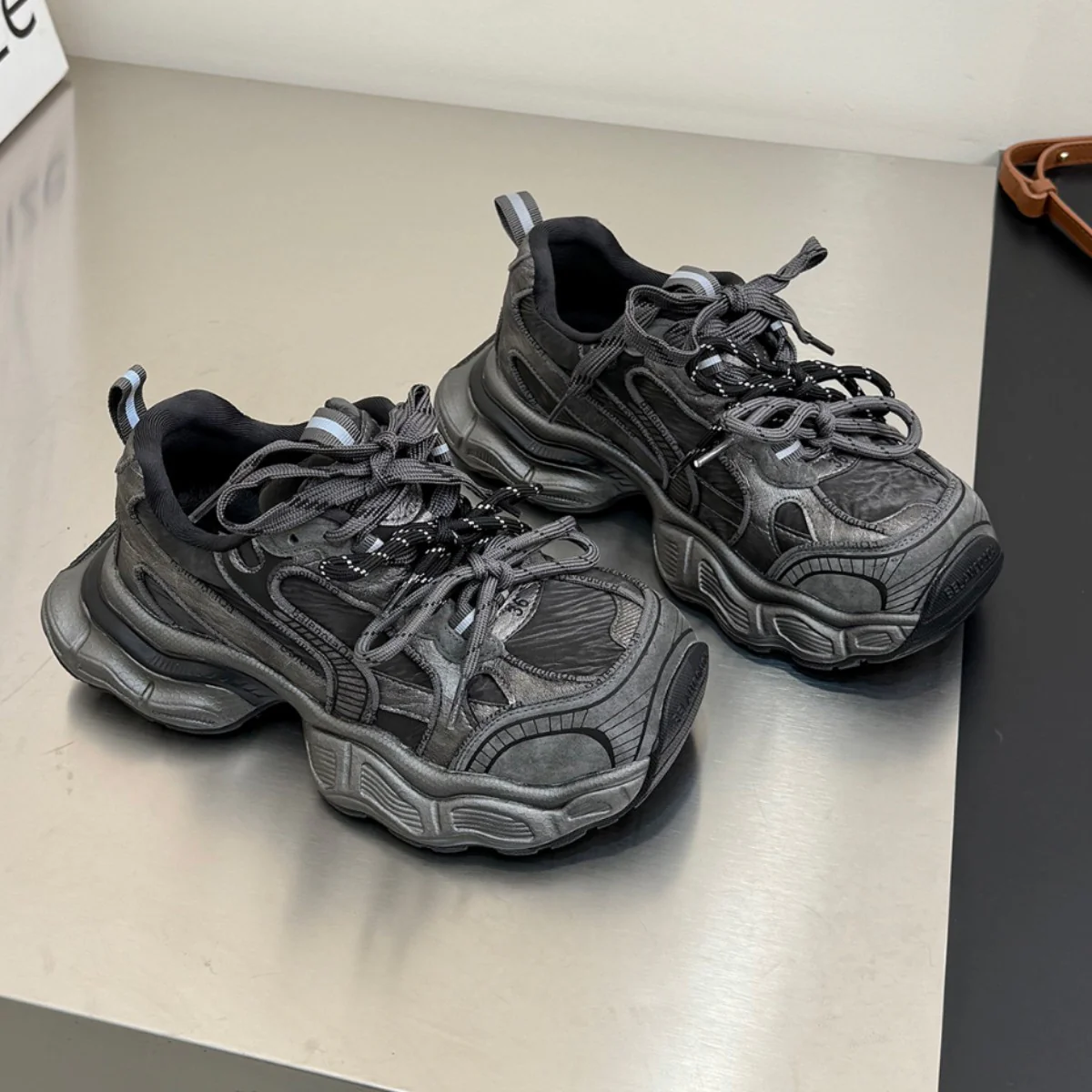 Damen Sportliche Chunky Sneakers mit atmungsaktiver Mesh-Oberfläche Heidi Mode - Image 4