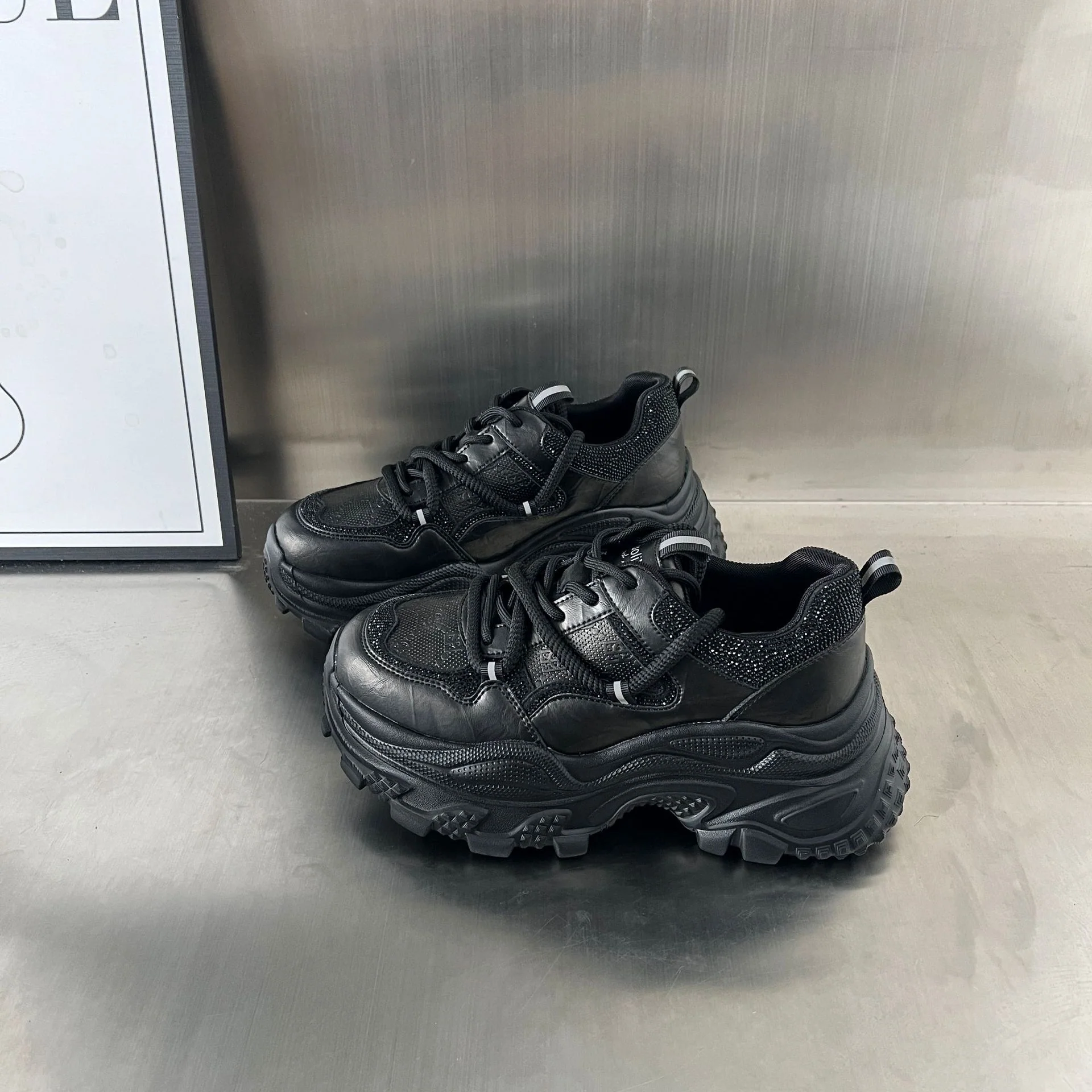 Damen Sportliche Chunky Sneakers mit atmungsaktiver Obermaterialkombination und rutschfester Sohle Heidi Mode - Image 2