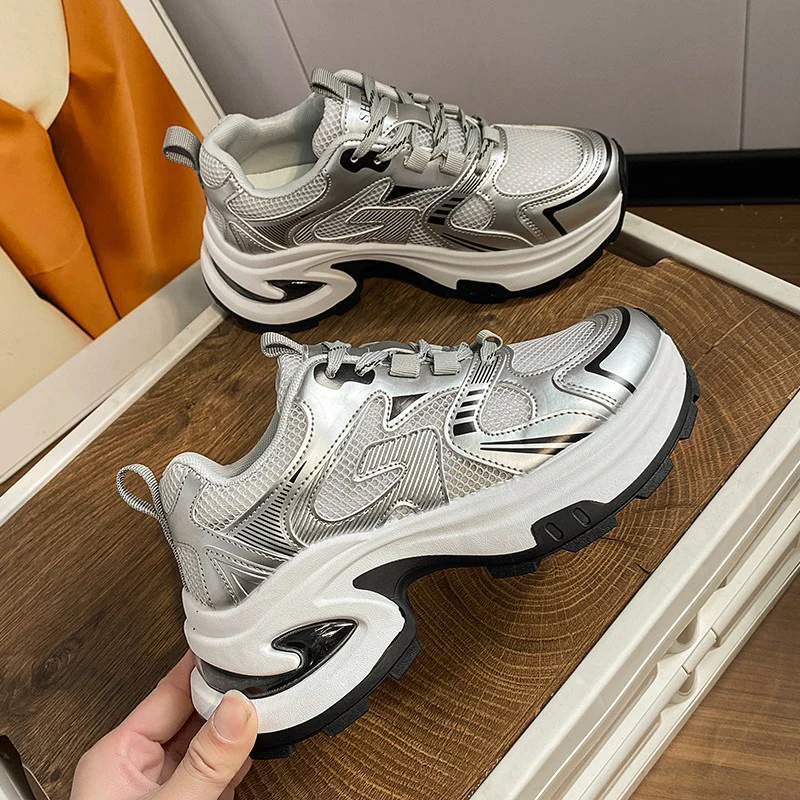 Damen Sportliche Chunky Sneakers mit dämpfender Sohle und reflektierenden Akzenten Heidi Mode - Image 4