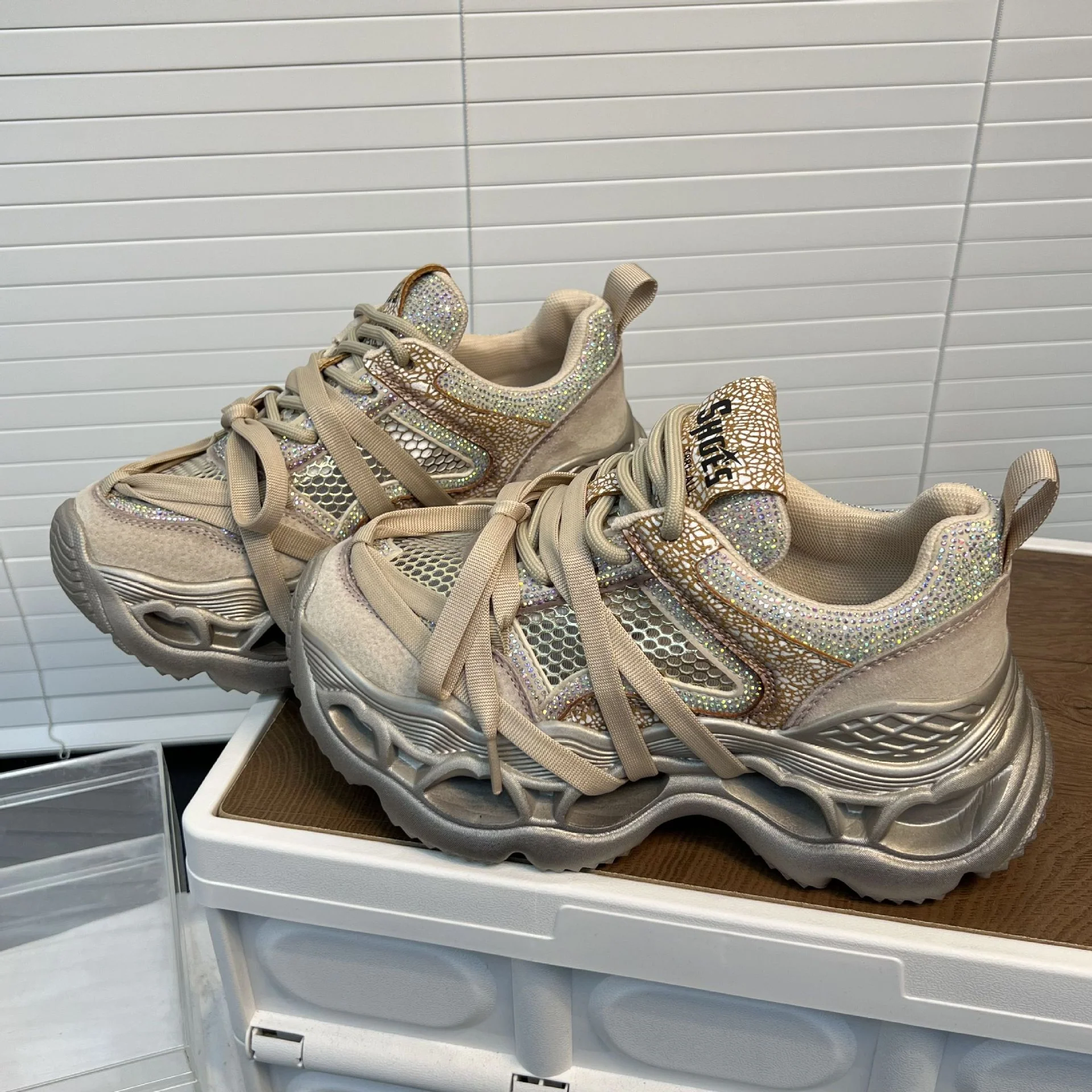 Damen Sportliche Chunky Sneakers mit funkelnden Applikationen und innovativem Dämpfungssystem Heidi Mode - Image 2