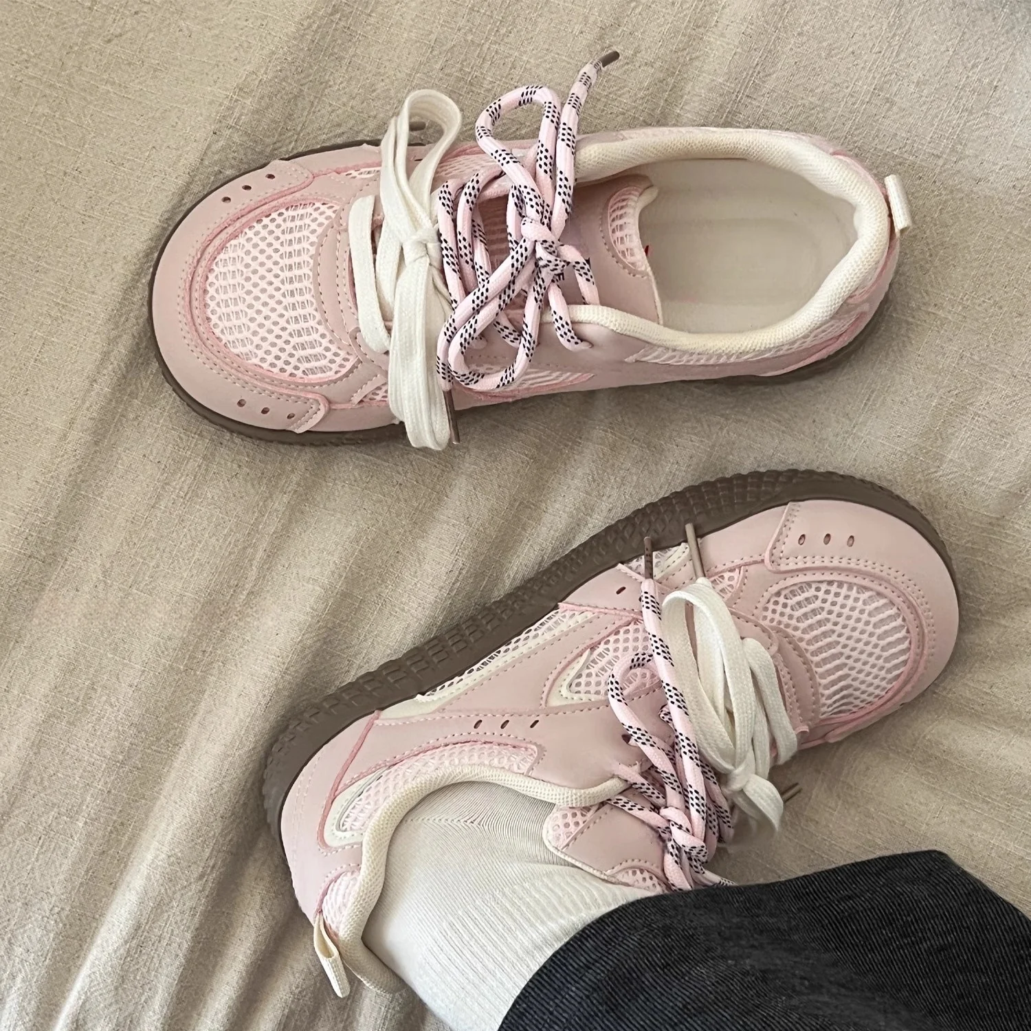 Damen Sportliche Freizeitsneakers mit atmungsaktiver Mesh-Oberfläche Heidi Mode - Image 4