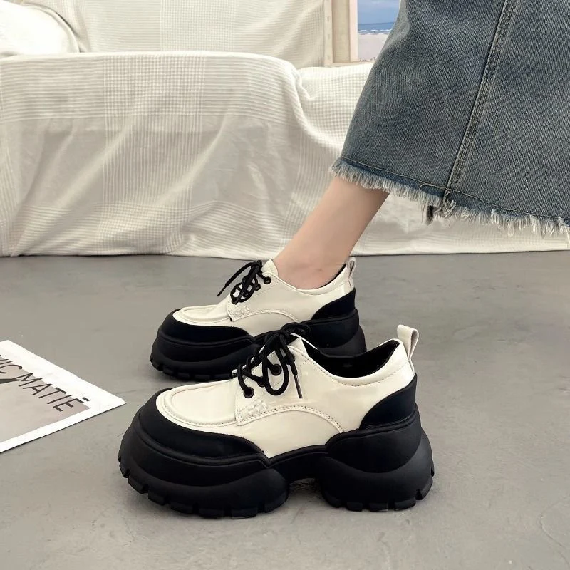 Damen Sportliche Lack Sneakers mit robuster Plateausohle und modischem Design Heidi Mode - Image 3