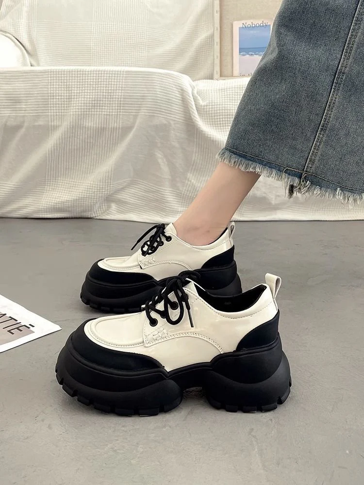 Damen Sportliche Lack Sneakers mit robuster Plateausohle und modischem Design Heidi Mode - Image 7