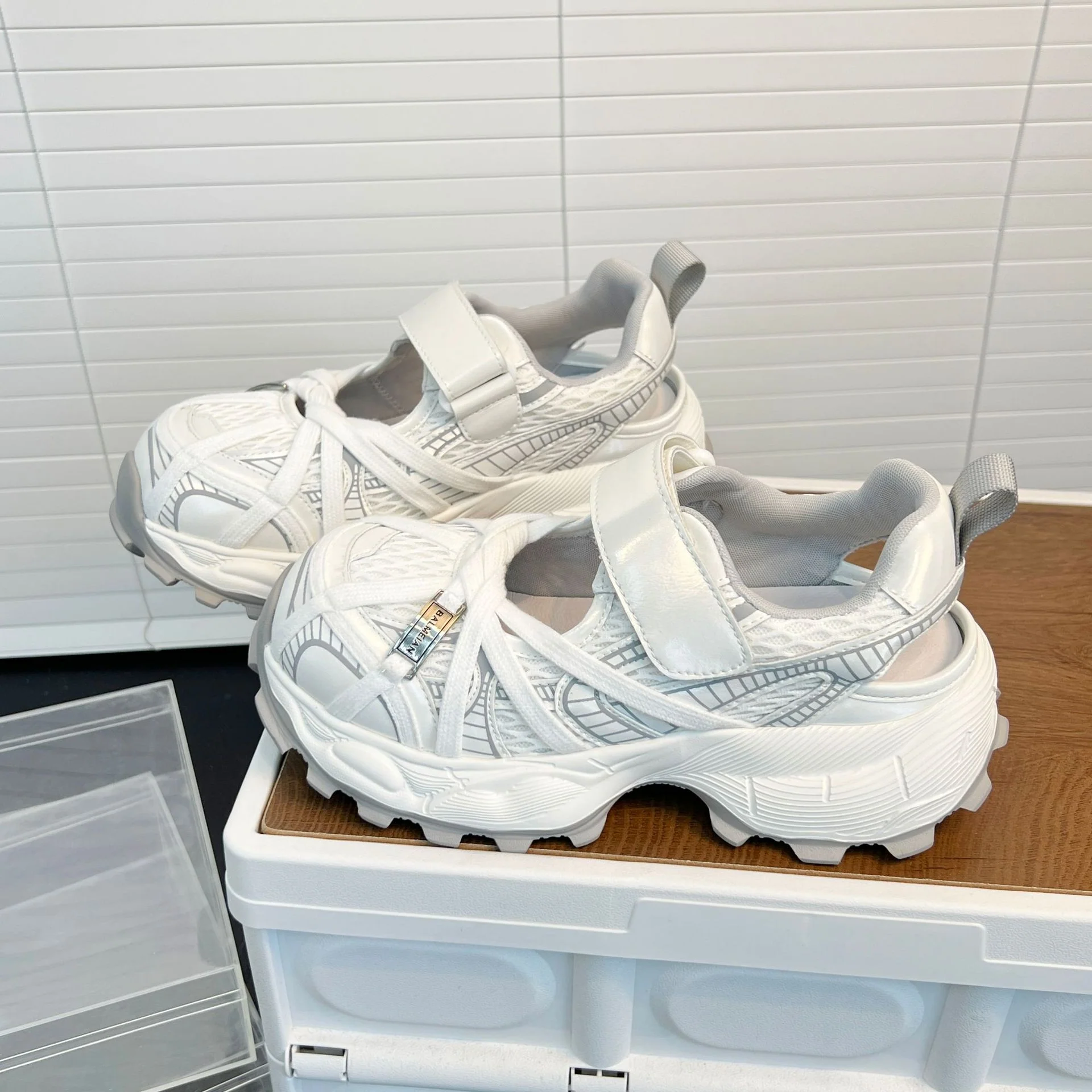 Damen Sportliche Lauf-Sneaker mit innovativem Klettverschluss und luftiger Mesh-Oberfläche Heidi Mode - Image 2