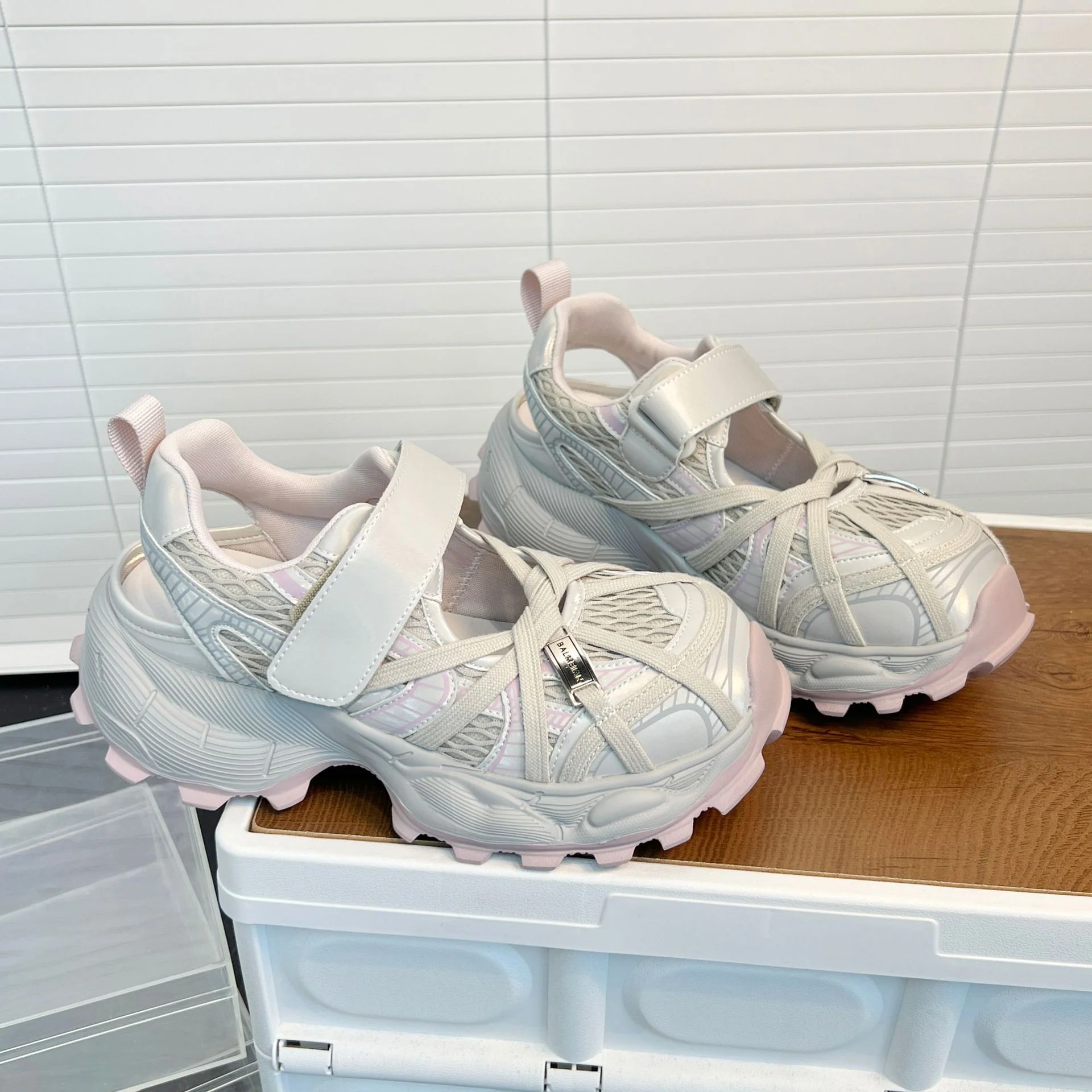 Damen Sportliche Lauf-Sneaker mit innovativem Klettverschluss und luftiger Mesh-Oberfläche Heidi Mode - Image 4
