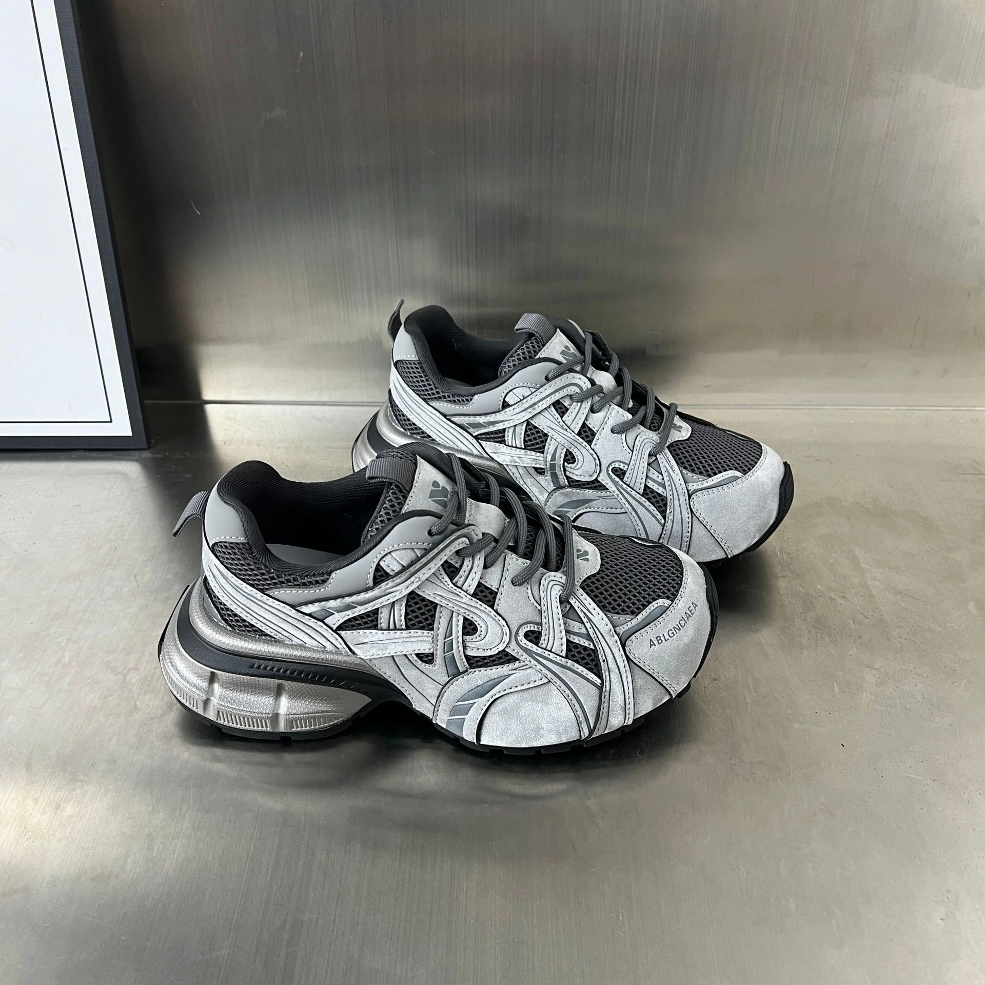 Damen Sportliche Mesh-Sneaker mit dämpfender Sohle und atmungsaktiver Konstruktion Heidi Mode - Image 4