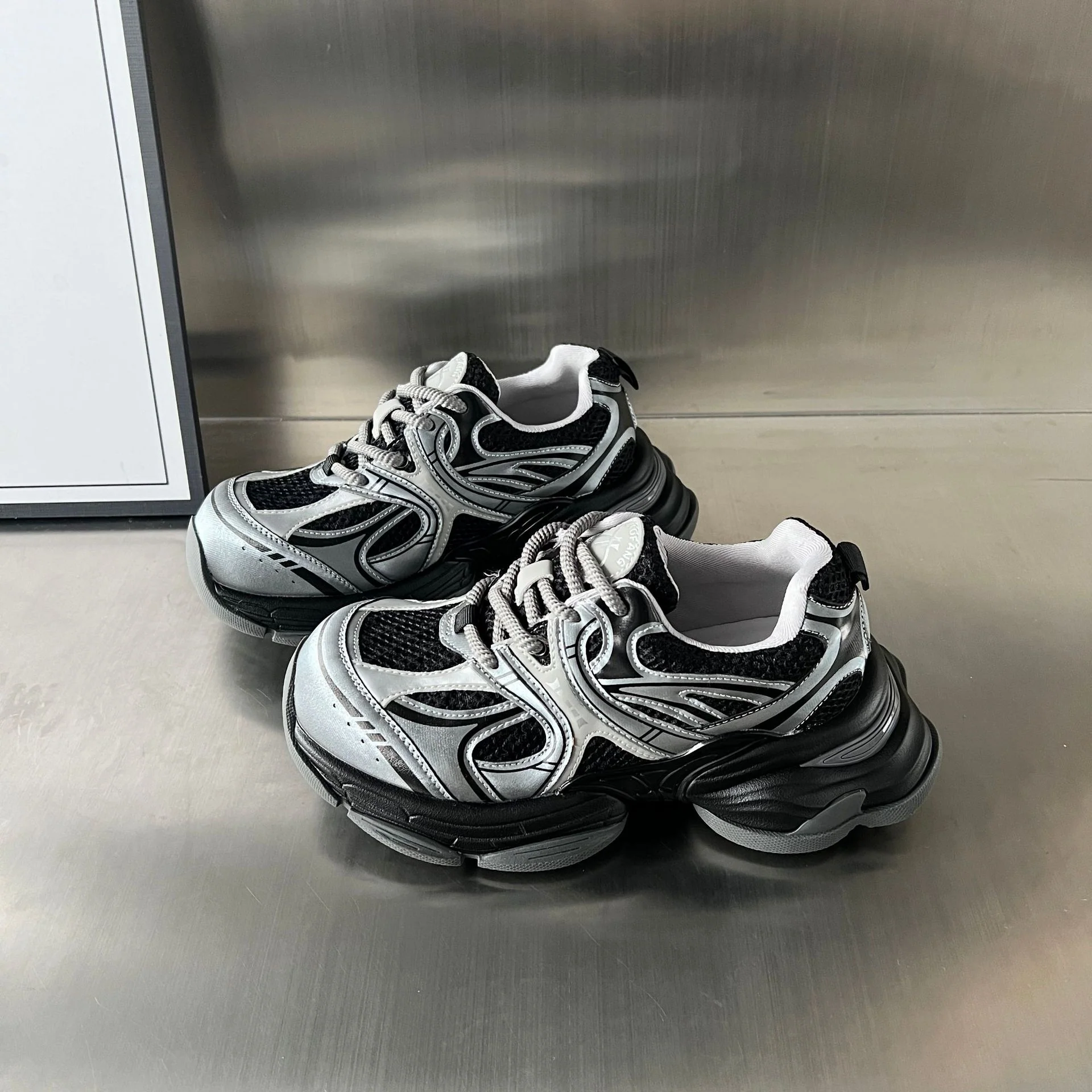 Damen Sportliche Multifunktionale Sneakers mit atmungsaktiven Mesh-Einsätzen und stoßdämpfender Sohle Heidi Mode - Image 2