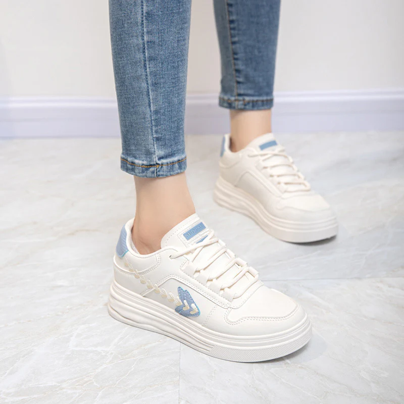 Damen Sportliche Plateau-Sneaker mit eleganten Details und atmungsaktivem Obermaterial Heidi Mode - Image 3