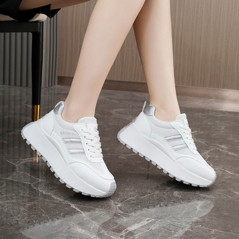 Damen Sportliche Plateau Sneakers mit strukturierter Laufsohle und modischen Akzenten Heidi Mode - Image 4