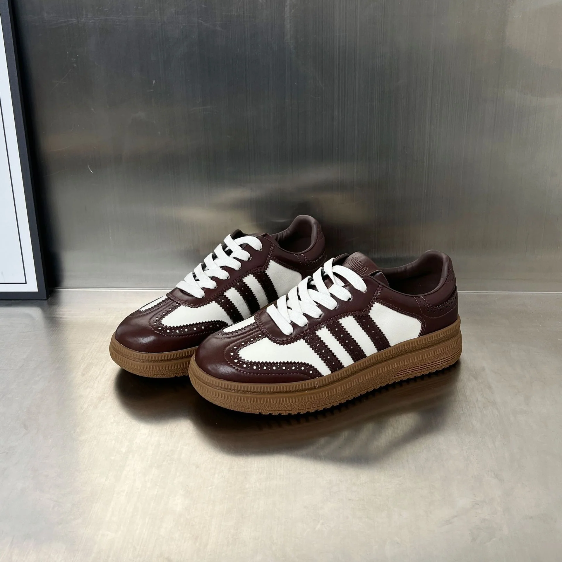 Damen sportliche Retro-Sneakers mit klassischem Design und atmungsaktiver Oberkonstruktion Heidi Mode - Image 2