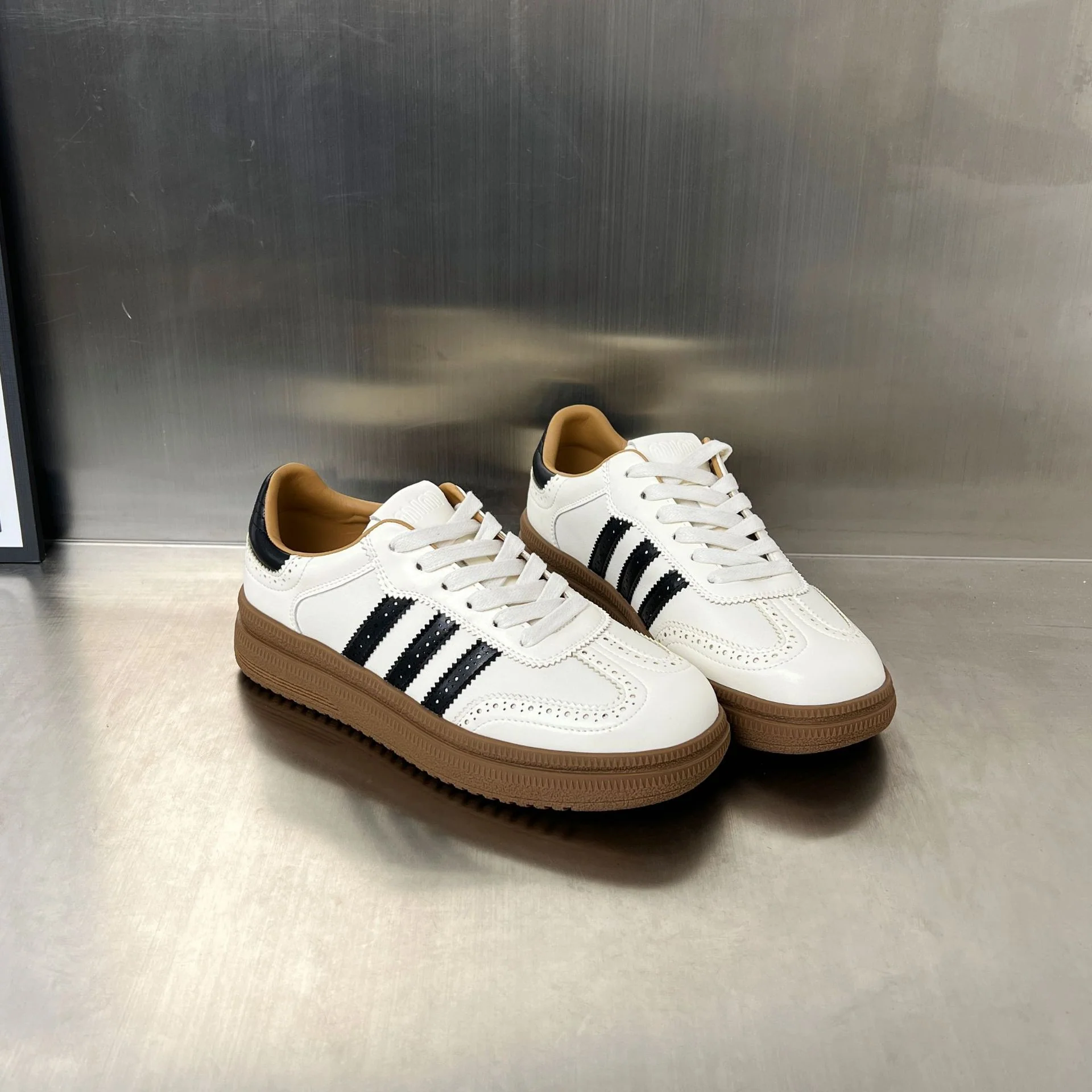 Damen sportliche Retro-Sneakers mit klassischem Design und atmungsaktiver Oberkonstruktion Heidi Mode - Image 4