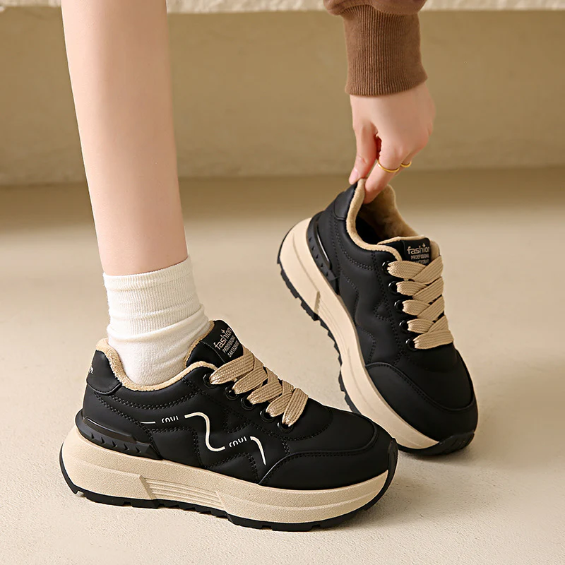 Damen Sportliche Skater Sneakers mit gepolsterter Innensohle und stabiler Laufsohle Heidi Mode - Image 4