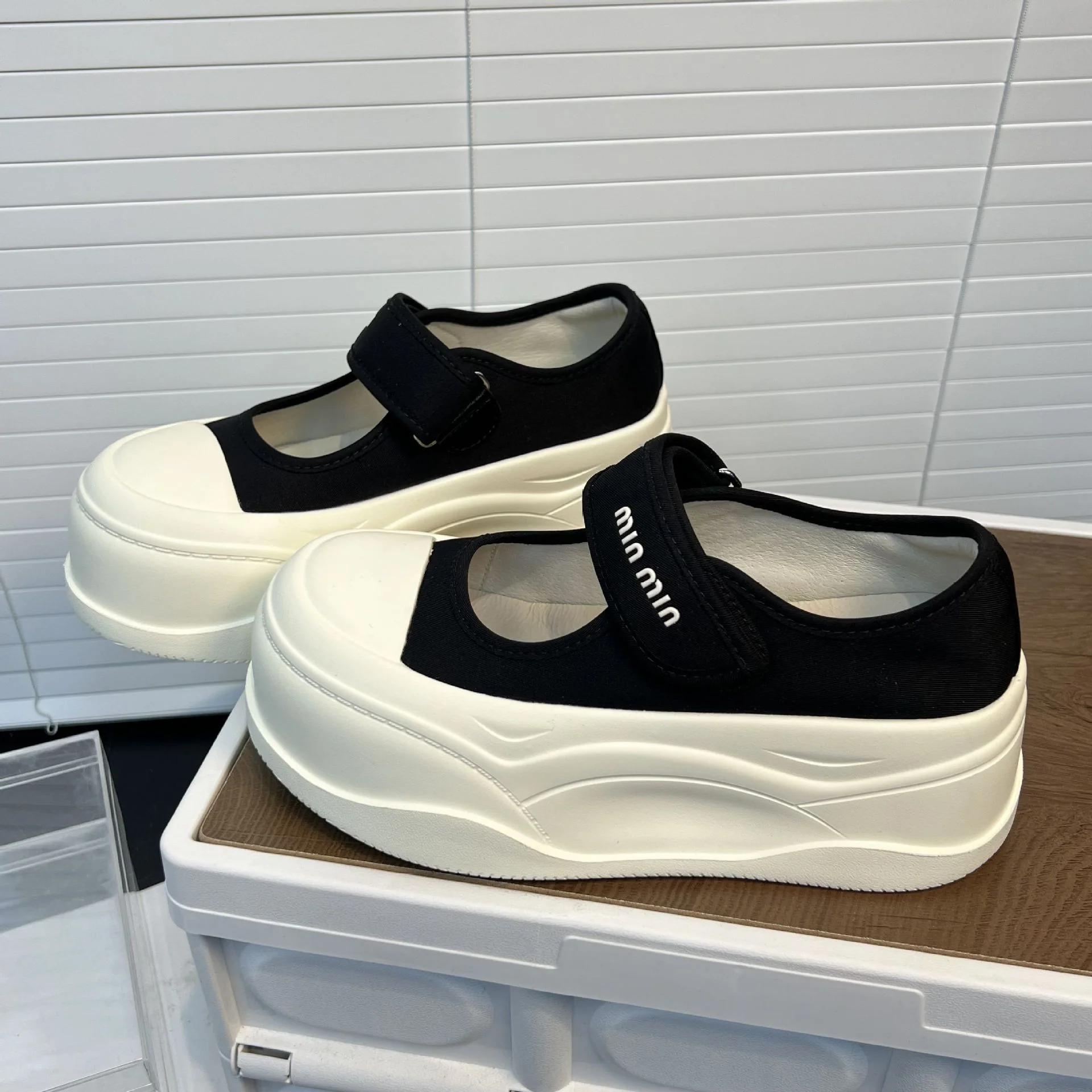 Damen Sportliche Slip-On Sneakers mit verstellbarem Klettverschluss und dämpfendem Fußbett Heidi Mode - Image 3