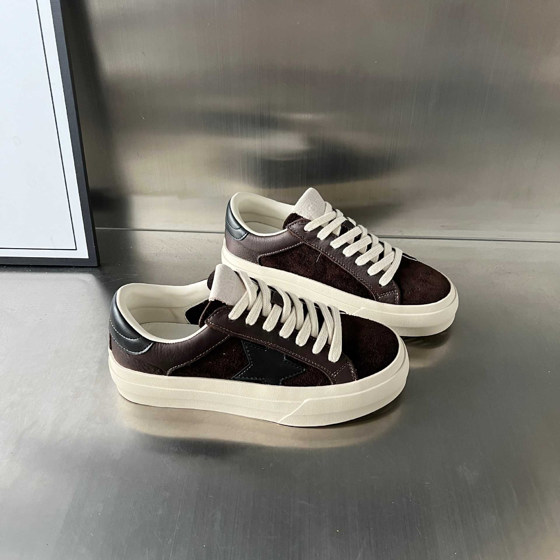 Damen Sportliche Sneaker aus veganem Wildleder mit atmungsaktiver Polsterung Heidi Mode - Image 4