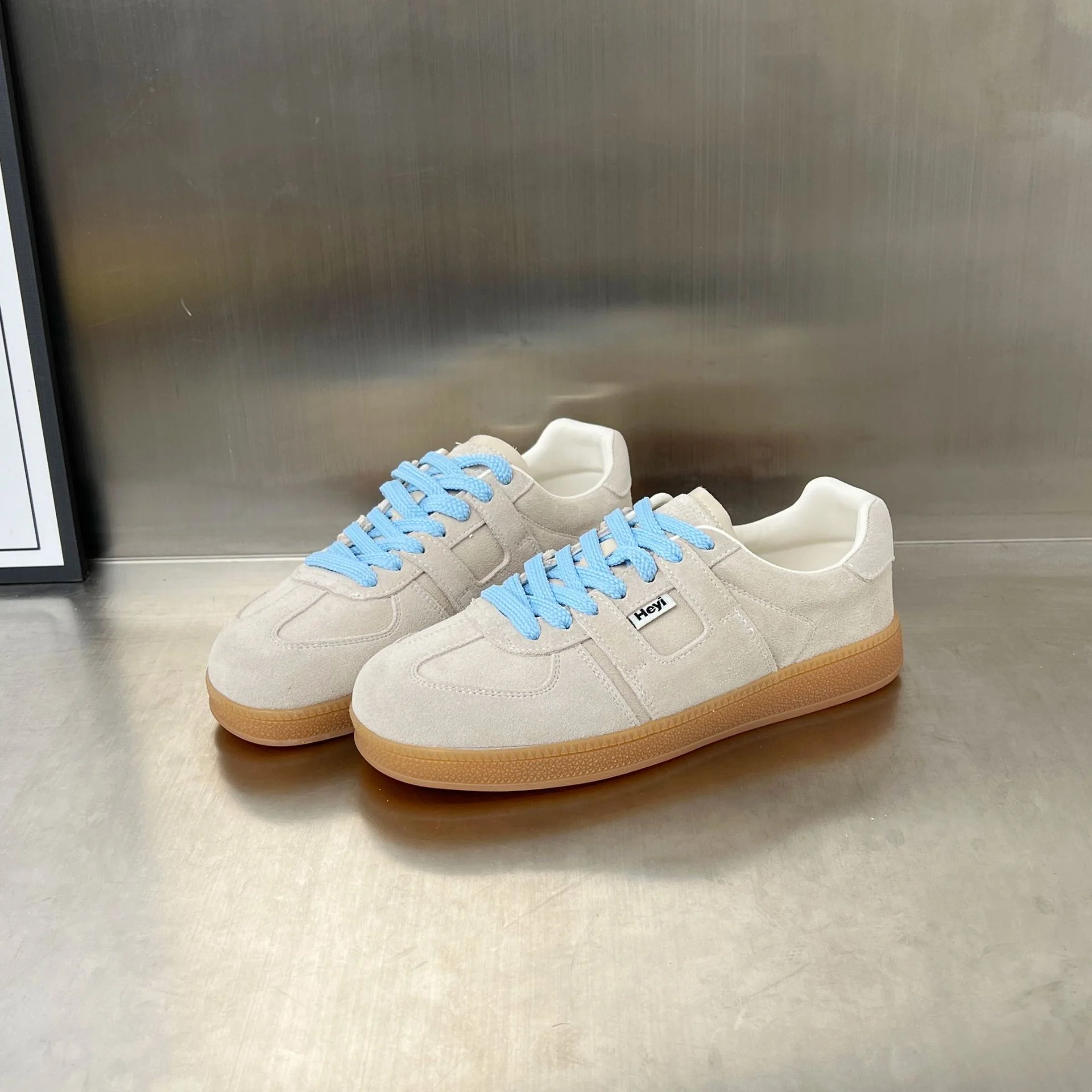 Damen Sportliche Sneaker aus weichem Wildleder mit modischem Schnürdesign Heidi Mode - Image 4