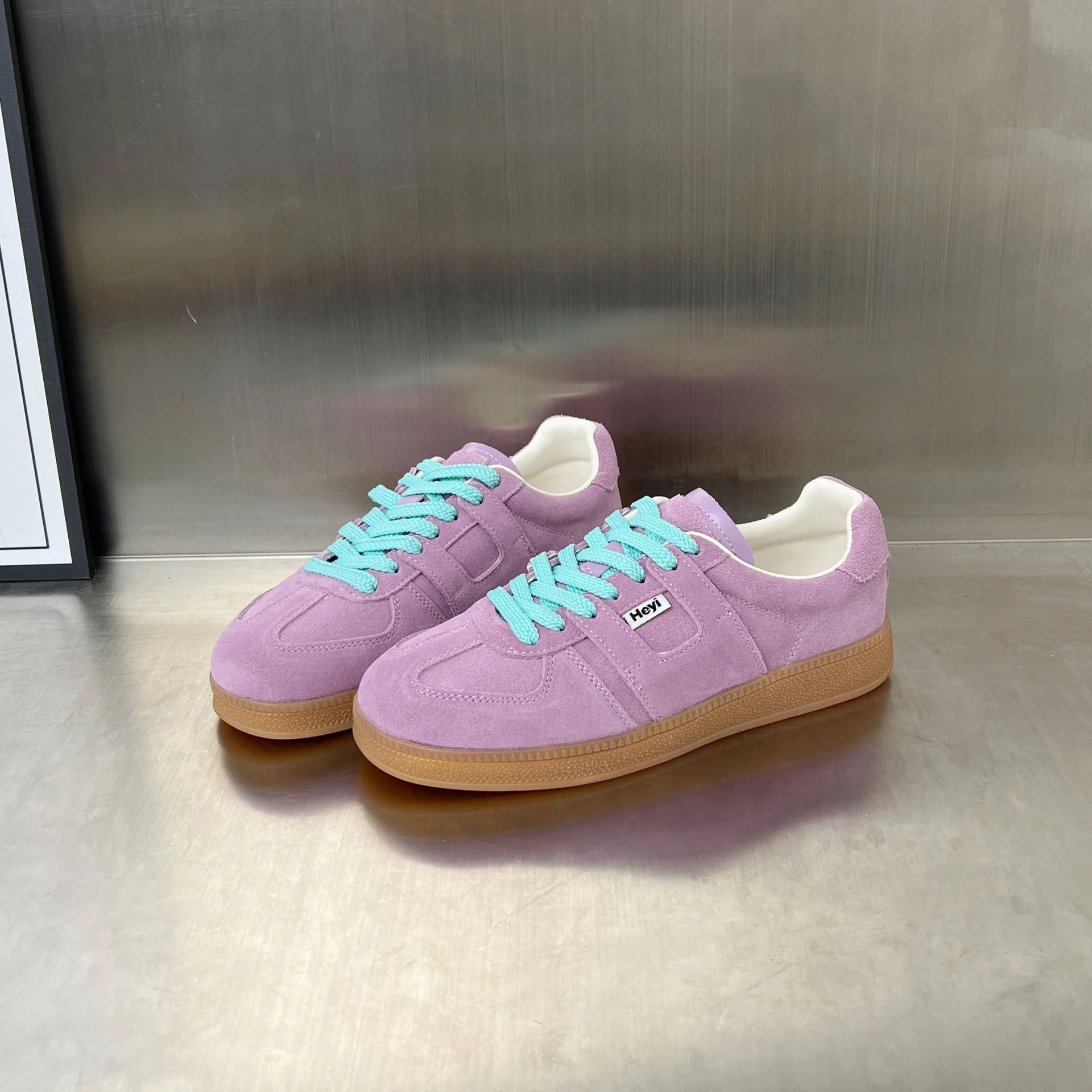 Damen Sportliche Sneaker aus weichem Wildleder mit modischem Schnürdesign Heidi Mode - Image 7