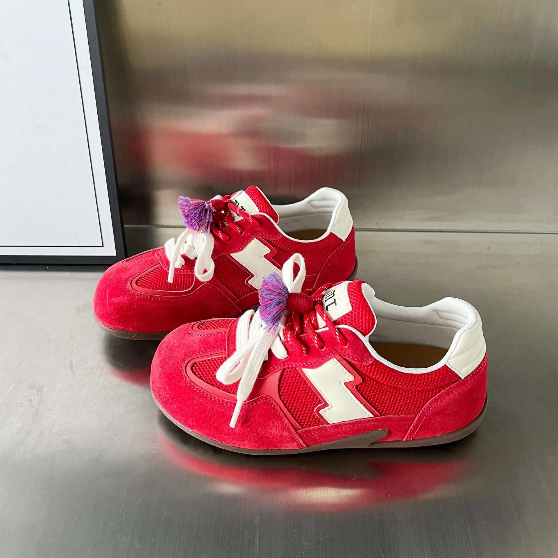 Damen Sportliche Sneaker mit atmungsaktiver Mesh-Oberfläche und buntem Quasten-Detail Heidi Mode - Image 3