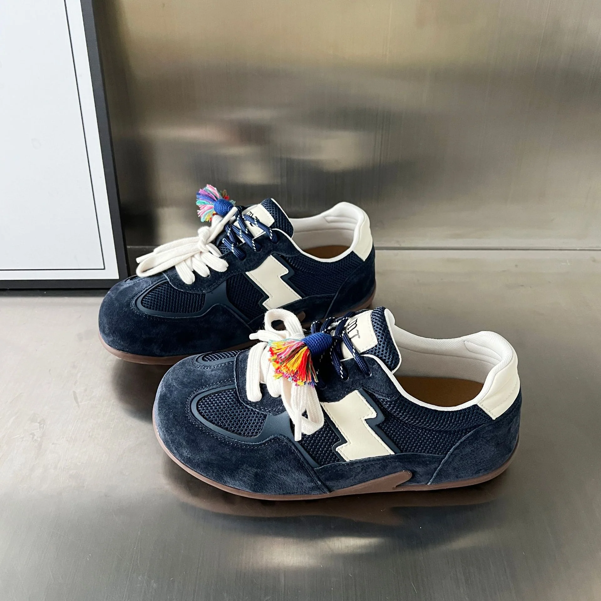 Damen Sportliche Sneaker mit atmungsaktiver Mesh-Oberfläche und buntem Quasten-Detail Heidi Mode - Image 6