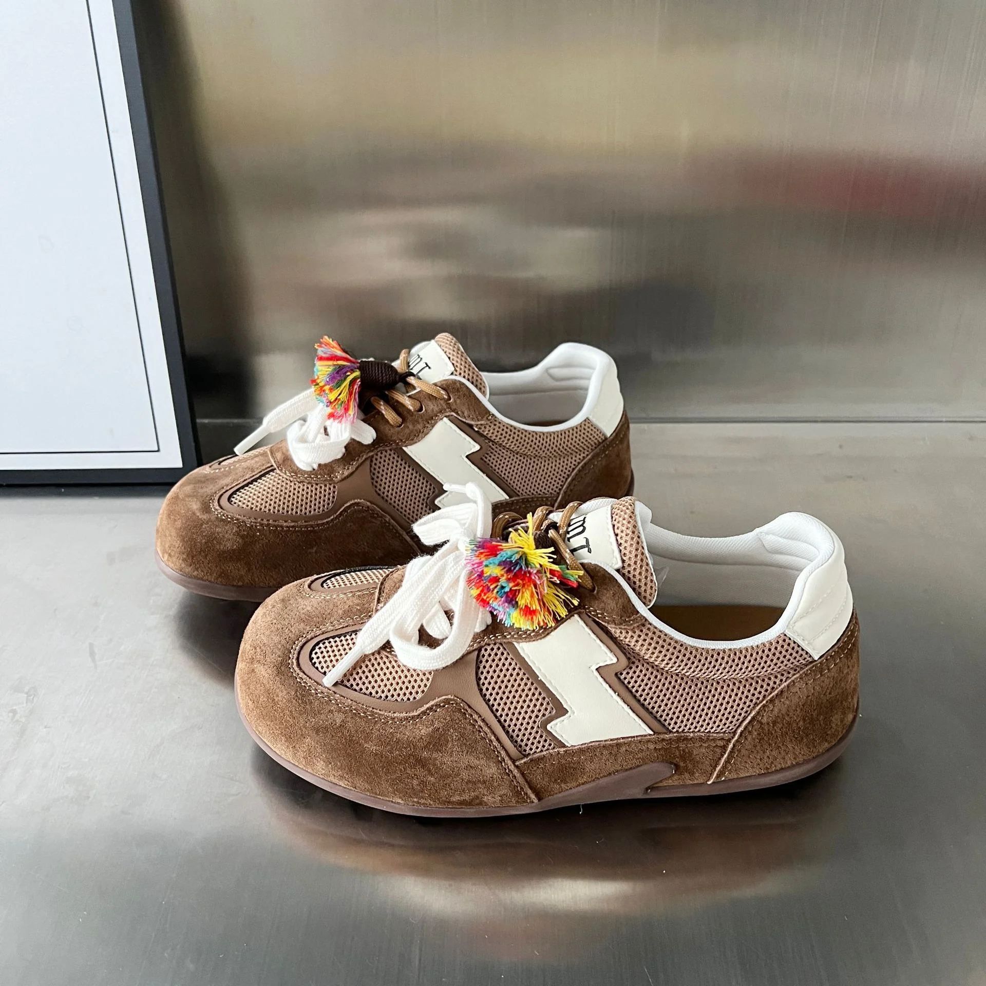 Damen Sportliche Sneaker mit atmungsaktiver Mesh-Oberfläche und buntem Quasten-Detail Heidi Mode - Image 7