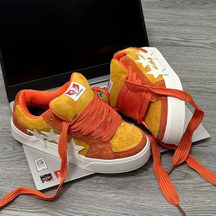 Damen Sportliche Sneaker mit auffälligen Stern-Applikationen Heidi Mode - Image 3