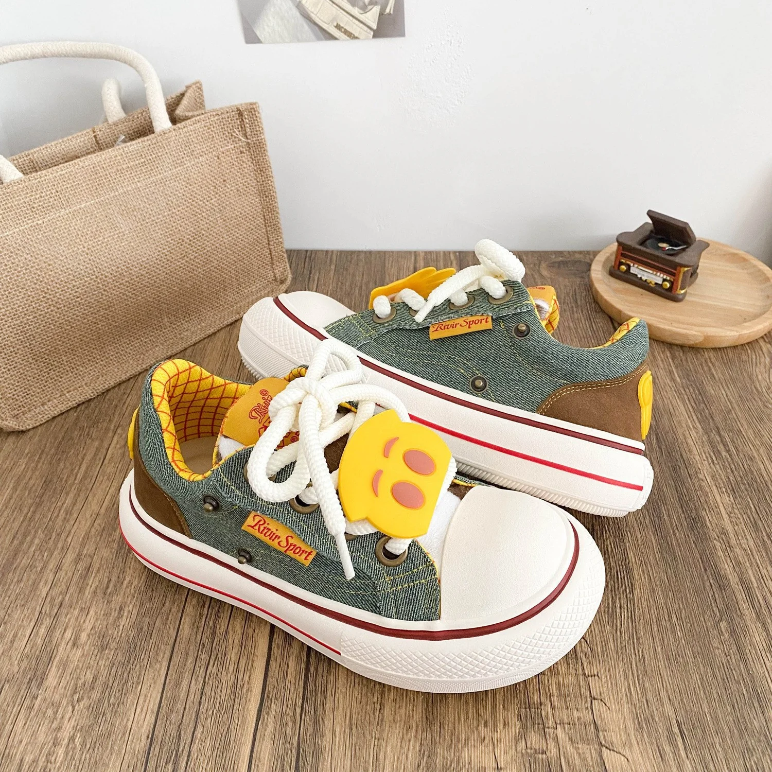 Damen Sportliche Sneaker mit buntem Denim-Obermaterial und praktischen Schnürdetails Heidi Mode - Image 3