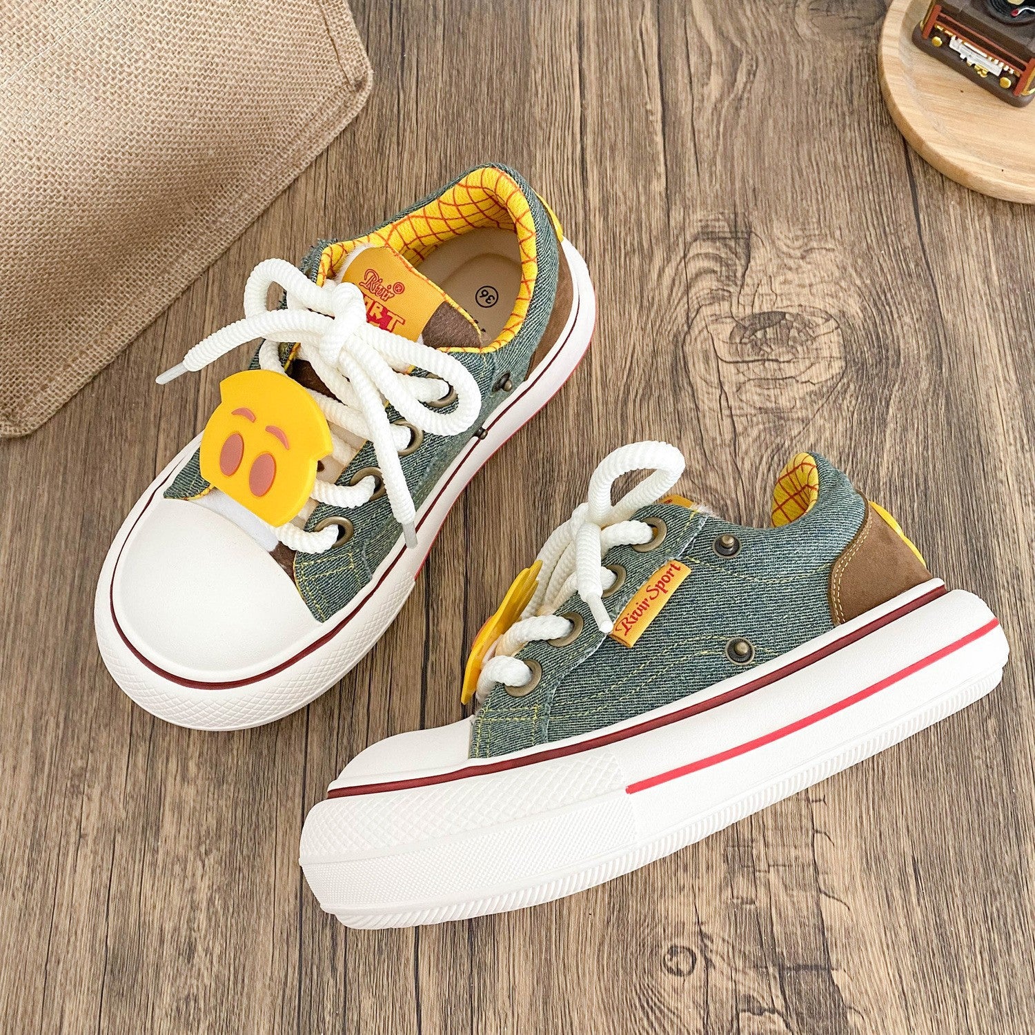 Damen Sportliche Sneaker mit buntem Denim-Obermaterial und praktischen Schnürdetails Heidi Mode - Image 6