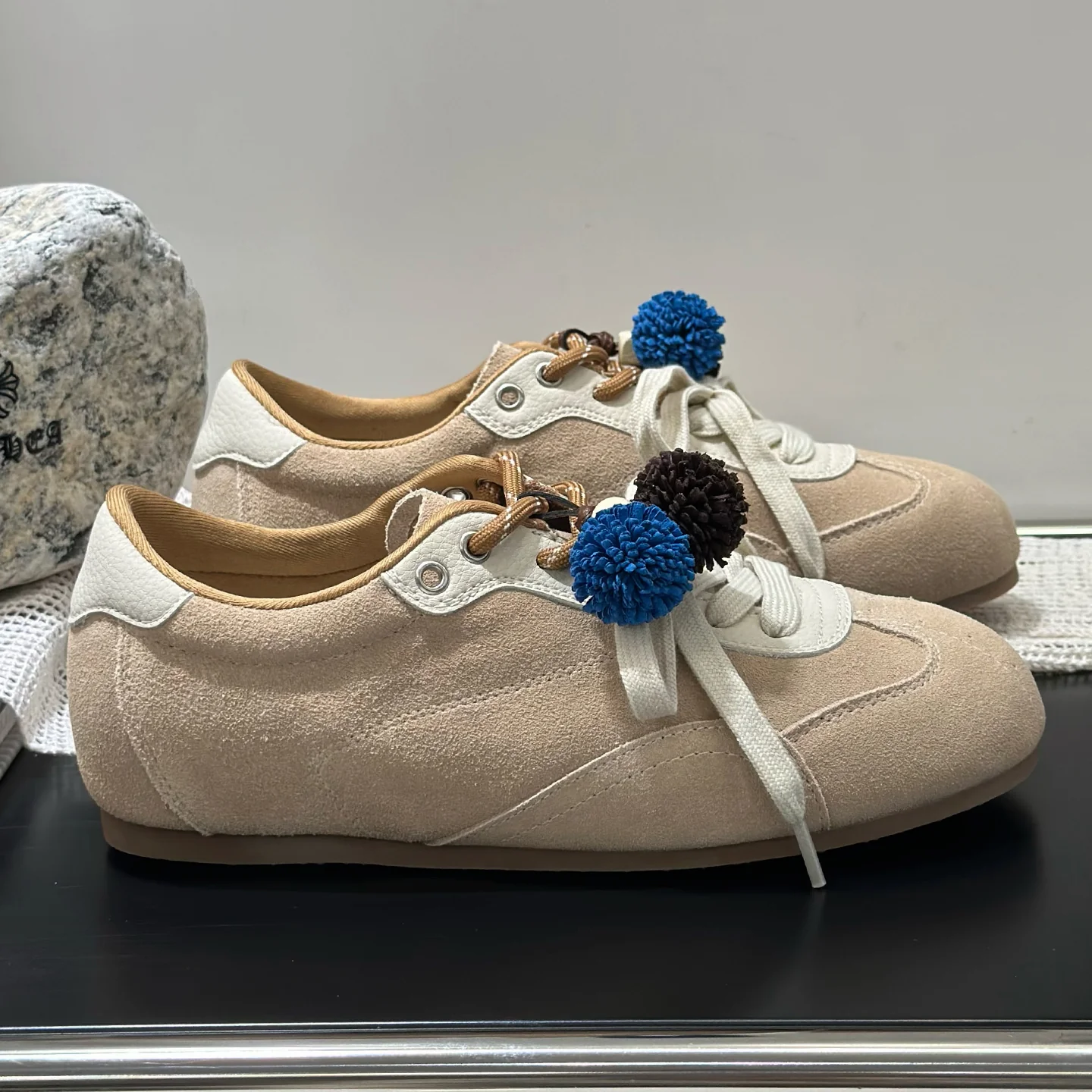 Damen Sportliche Sneaker mit dekorativen Pompons und flexiblem Schnürsystem Heidi Mode - Image 3