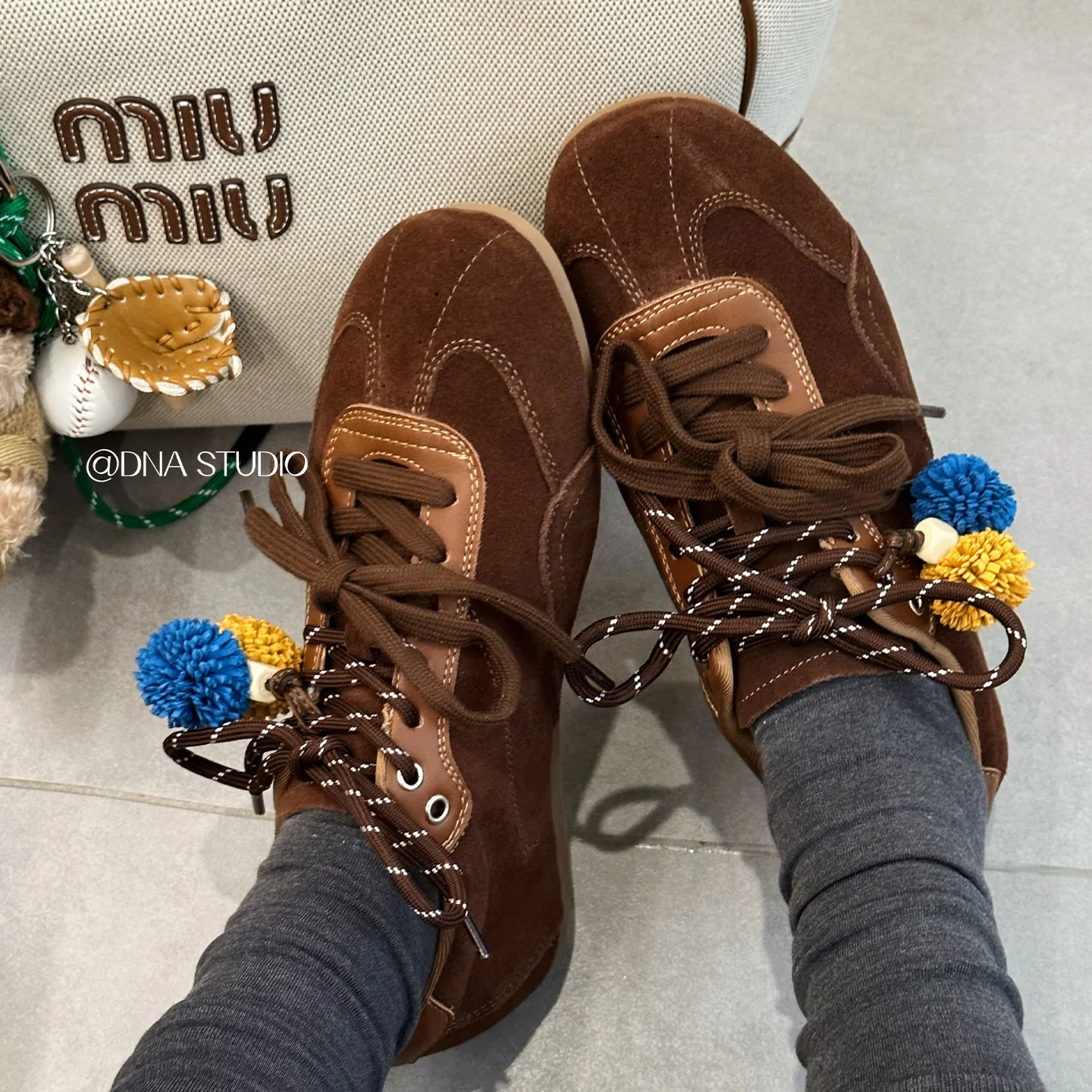 Damen Sportliche Sneaker mit dekorativen Pompons und flexiblem Schnürsystem Heidi Mode - Image 4