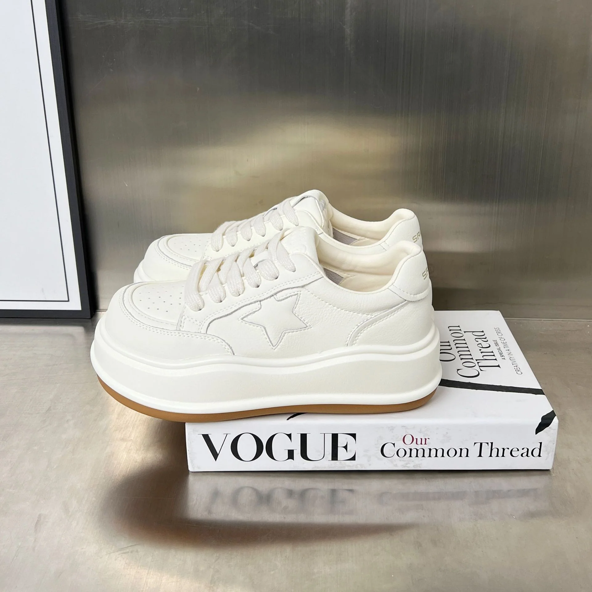 Damen Sportliche Sneaker mit erhöhter Sohle und modischem Sternenzier Heidi Mode - Image 2