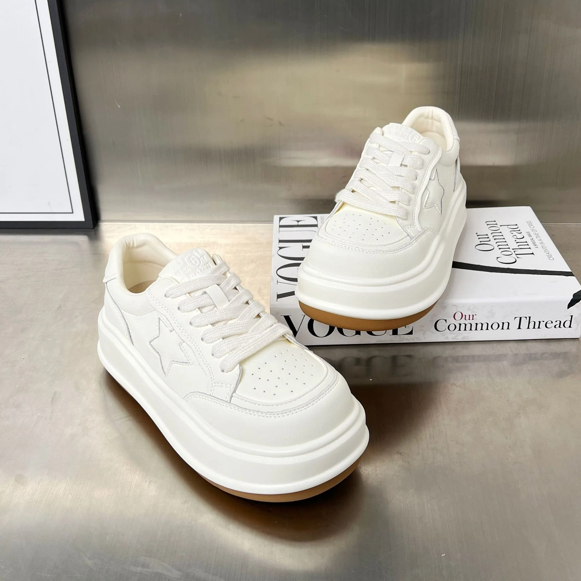 Damen Sportliche Sneaker mit erhöhter Sohle und modischem Sternenzier Heidi Mode - Image 3