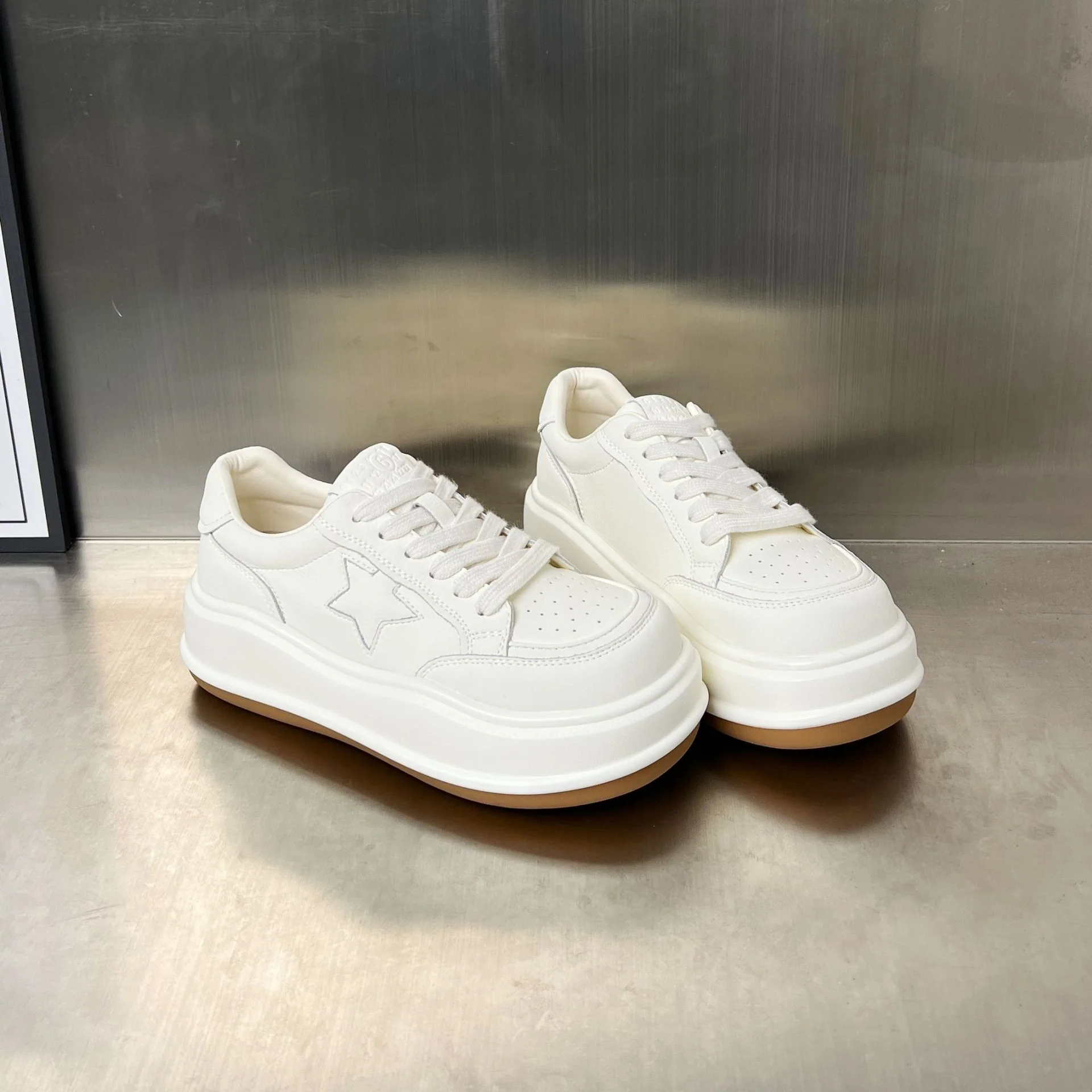 Damen Sportliche Sneaker mit erhöhter Sohle und modischem Sternenzier Heidi Mode - Image 4